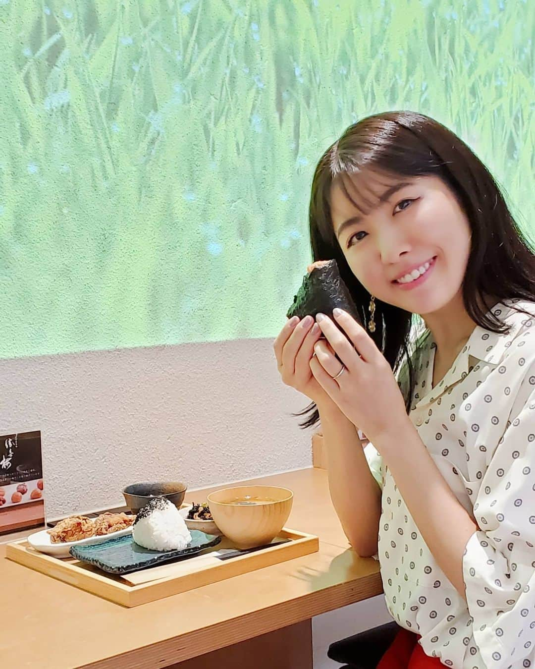 小谷津友里さんのインスタグラム写真 - (小谷津友里Instagram)「今日はおにぎりランチ🍙❤️﻿ ﻿ ﻿ 明治35年から続く米穀業界の最大手、﻿ 株式会社神明が手掛ける﻿ 手作りおにぎりの直販店🍙💓﻿ ﻿ 「米処　穂（こめどころ　みのり）」に行ってきた！﻿  @akafujimind 日本橋人形町にNEW OPEN🍴﻿ ﻿ ﻿ お米の会社が提供してるので﻿ 毎日精米したて、ガス羽釜炊き、炊き立て、シーガルフォー（浄水器）の安心安全なお水、握りたて、こだわりの具材を使った﻿ 自慢のおにぎりを食べられる😋💓﻿ ﻿ ﻿ 私が食べたのはランチセット﻿ 【おむすび二種・お惣菜二種+お味噌汁】﻿ 博多明太子のおにぎりを選んだよ😋﻿ ﻿ ﻿ 握りたてのおにぎり、凄く美味しかった！﻿ お米が本当に美味しいから、よく噛んで味わって﻿ 美味しさを噛み締めました🍙﻿ ﻿ なんだか子供の頃お母さんに握ってもらった﻿ おにぎりを思い出した😹❤️﻿ ほっとする味というか、、﻿ 店員さんも皆様優しくて、癒されました、、﻿ ありがとうございます😋💓﻿ ﻿ ﻿ ﻿ ちなみにおにぎりで使用しているお米をその場で、﻿ 玄米から好きな分づきにて精米し、﻿ 購入することも可能だそうです🍚﻿ （玄米・3分づき・7分づき・白米）﻿ 飲める米糠なども﻿ 店内でお買い物もできるよ😋💓﻿ ﻿ ﻿ テイクアウトもイートインもできるので﻿ 近くの方は行ってみてね💓﻿ ﻿ ﻿ ﻿ ﻿ ﻿ #米処穂 #こめどころみのり #おにぎりカフェ #おにぎり #おにぎり #おにぎり専門店 #人形町ランチ #日本橋ランチ #おにぎりランチ #おにぎり屋﻿ #こやゆりフード#東京ランチ#OLランチ#オフィスワーク#博多明太子#lunch#tokyo#定食#和食#onigiri ﻿」7月11日 19時10分 - yurikoyatsu