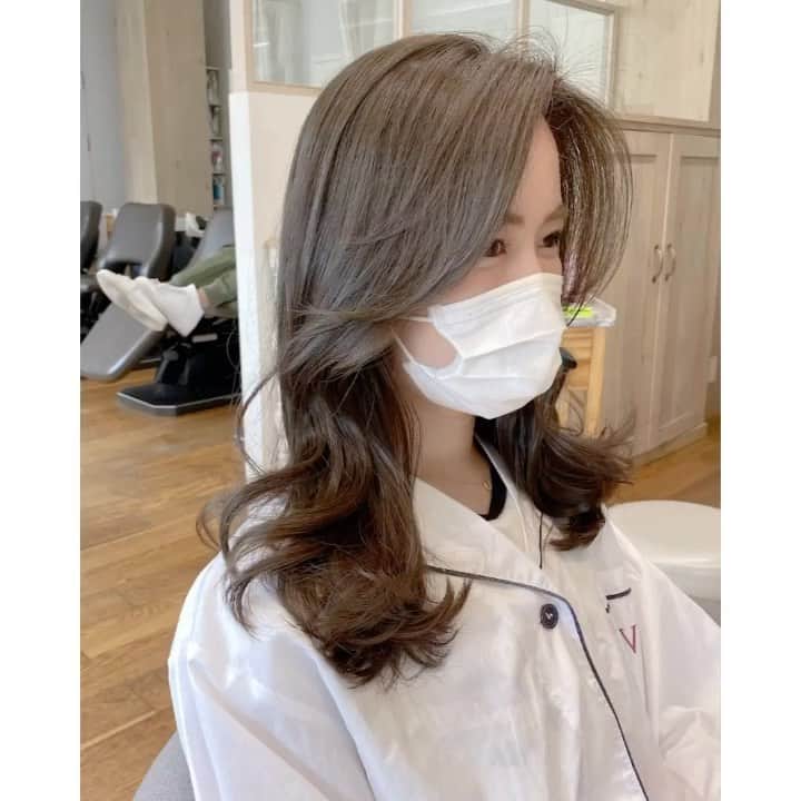 前原穂高のインスタグラム：「本日のお客様レシピ①  @violet_sakae 店  ✂︎color  ホワイトグレーベージュ💇‍♀️ 9サファイア:8アマランス=4:1 OX4.5% ㅤㅤㅤ ✂︎cut 5cm切ってゆるやかな前上がりローレイヤーベースに 毛量調整と顔周りスライドカット✨️ #あざと毛 も仕込み済 ㅤㅤㅤ いつもありがとう😍 ㅤㅤㅤ #韓国ヘア#韓国人風ヘア#愛の不時着#韓国アイドル#niziu#twice#韓国コスメ#niziproject#根元パーマ #美容室Violet #美容師 #表参道  #栄 #横浜 #美容室 #表参道美容室 #横浜美容室 #栄美容室 #ヘア #人気ヘアスタイル #ヘアスタイル #ヘアアレンジ  #hair #hairstyle #髪型 #あざと毛 #ほだかっと #ほだからー #前原穂高 @violet_hairsalon ㅤㅤㅤ ☆前原穂高店舗出勤スケジュール☆ 表参道店勤務→🗼 横浜店勤務→⚓️ 名古屋店勤務→☕️ 7月12日(日)☕️ 7月15日(水)🗼 7月16日(木)🗼 7月17日(金)🗼 7月18日(土)🗼 7月19日(日)🗼 7月22日(水)🗼 7月23日(木)⚓️ 7月24日(金)🗼 7月25日(土)🗼 7月26日(日)🗼 7月29日(水)🗼 7月30日(木)🗼 7月31日(金)🗼 8月01日(土)🗼 8月02日(日)🗼 8月05日(水)🗼 8月06日(木)⚓️ 8月07日(金)☕️ 8月08日(土)☕️ 8月09日(日)☕️ 8月10日(月)🗼 8月12日(水)🗼 8月13日(木)🗼 8月14日(金)🗼 8月15日(土)🗼 8月16日(日)🗼 8月20日(木)⚓️ 8月21日(金)🗼 8月22日(土)🗼 8月23日(日)🗼 8月28日(金)🗼 8月29日(土)🗼 8月30日(日)🗼」