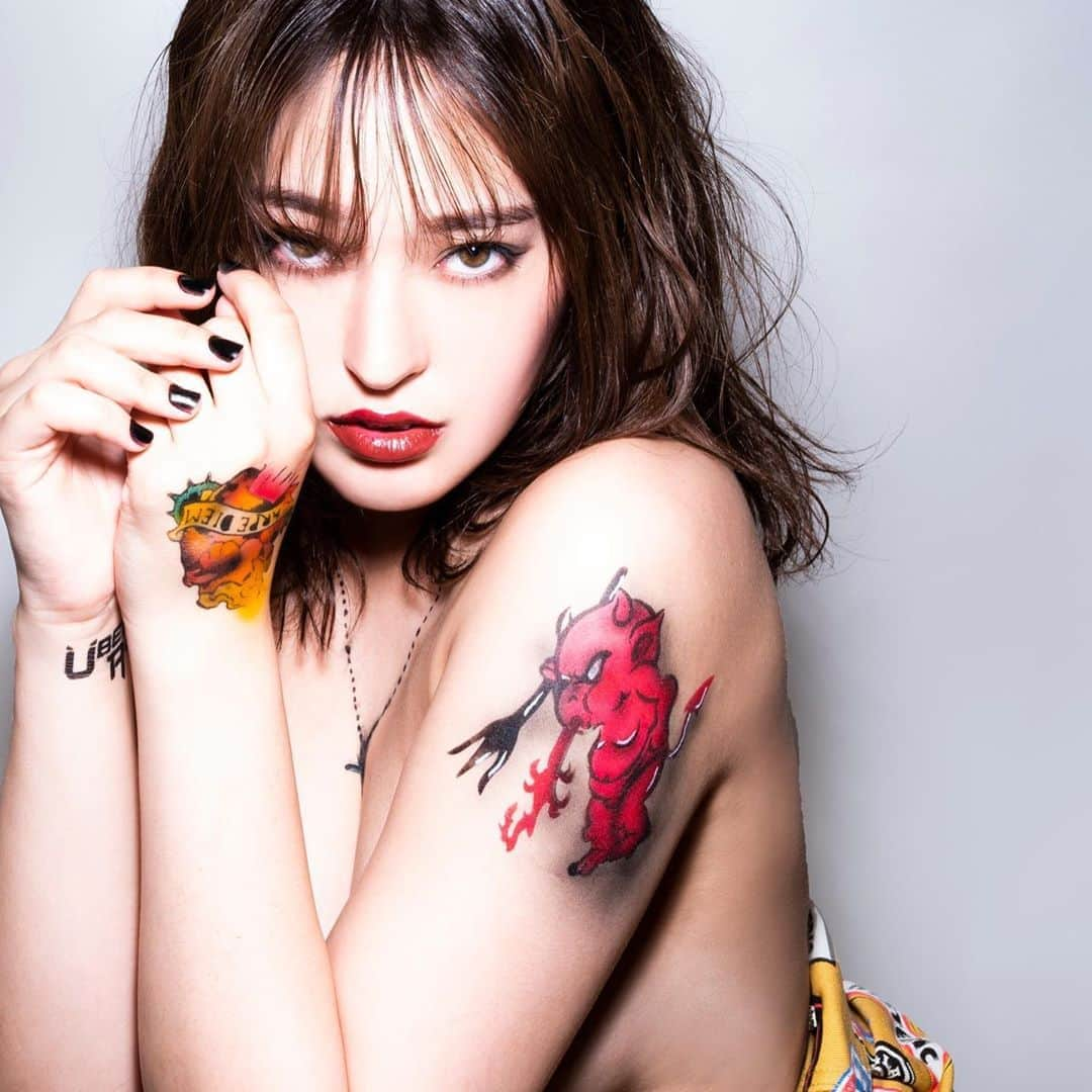 Kenjiさんのインスタグラム写真 - (KenjiInstagram)「tattoo painting   Model  @hirari_official   Photographer  @yuyatakahashi.monster  Styling  @shogo_tachibana   Makeup @shoco__sakata   #平田梨奈 #写真 #撮影 #タトゥー #makeuplife #tattoo #girl」7月11日 19時24分 - kenjisatoo