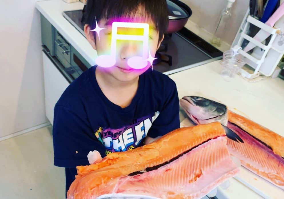 杉浦太陽さんのインスタグラム写真 - (杉浦太陽Instagram)「セイアがトキシラズを捌きました！  教えながら、苦戦しながら、  大きな魚なのに🐟 上手だよ！よく頑張りました！！  @sugiurataiyou_official  #セイア #魚捌き #トキシラズ #よく出来ました！！」7月11日 19時29分 - sugiurataiyou_official