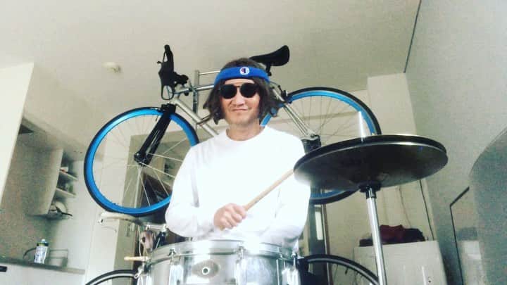 おたこぷーのインスタグラム：「自宅ドラム漫談　ファッションとは #ドラム #漫談 #おうち時間 #後輩 #悩み #デート」