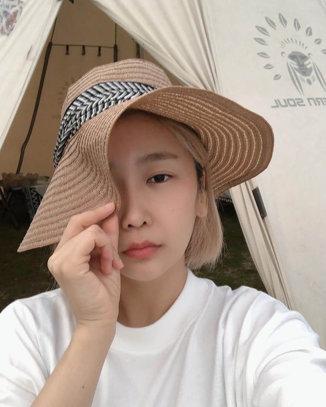 ジェアのインスタグラム：「캠핑장의 소라게 한마리 ㅋㅋㅋㅋㅋ (요즘에 다라가 이거 많이 한던데 ㅋㅋ) @daraxxi #산다라박 포오즈」