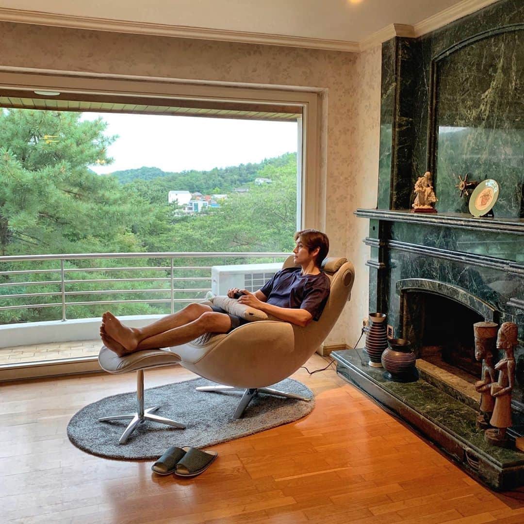 チェ・ソンジュンのインスタグラム：「나만의 힐링타임 🍃 . #파우제 #세라젬안마의자 #안마의자」