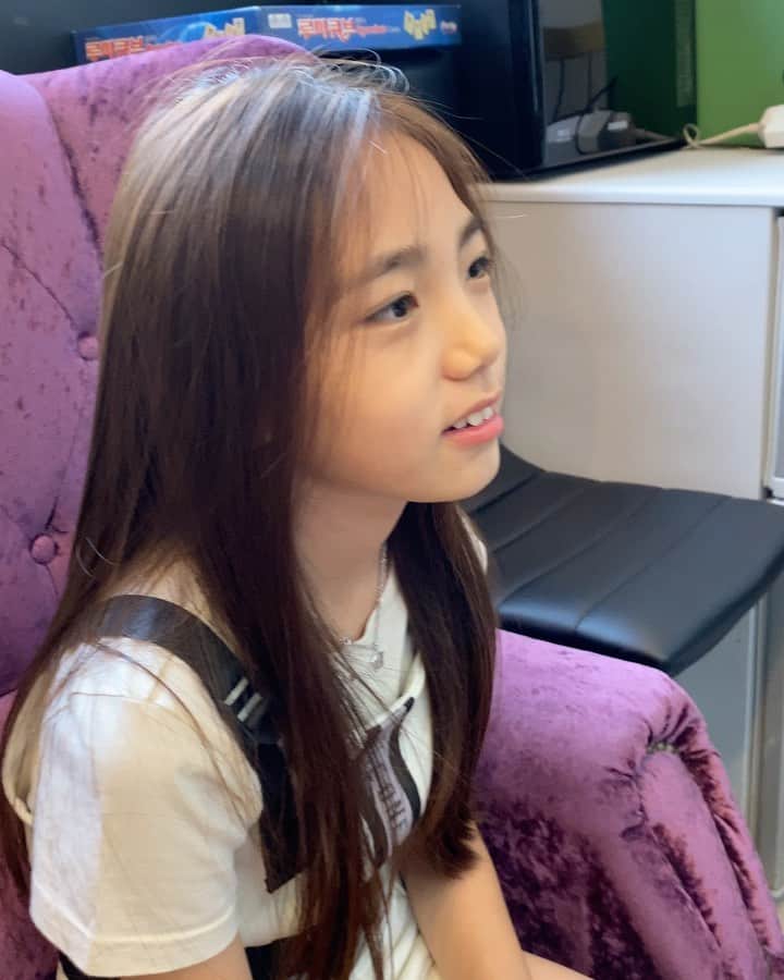 ウンチェのインスタグラム：「. #동생바라기 🤍  귀찮게 굴 때도 많지만 , 승유가 없으면 항상 승유 사진 들여다보며  귀엽다고 연신 외치는 알고보면 #찐누나  - - - - #토요일 #주말 #일상 #daily #딸스타그램 #남매스타그램 #키즈모델 #주니어모델 #이은채」