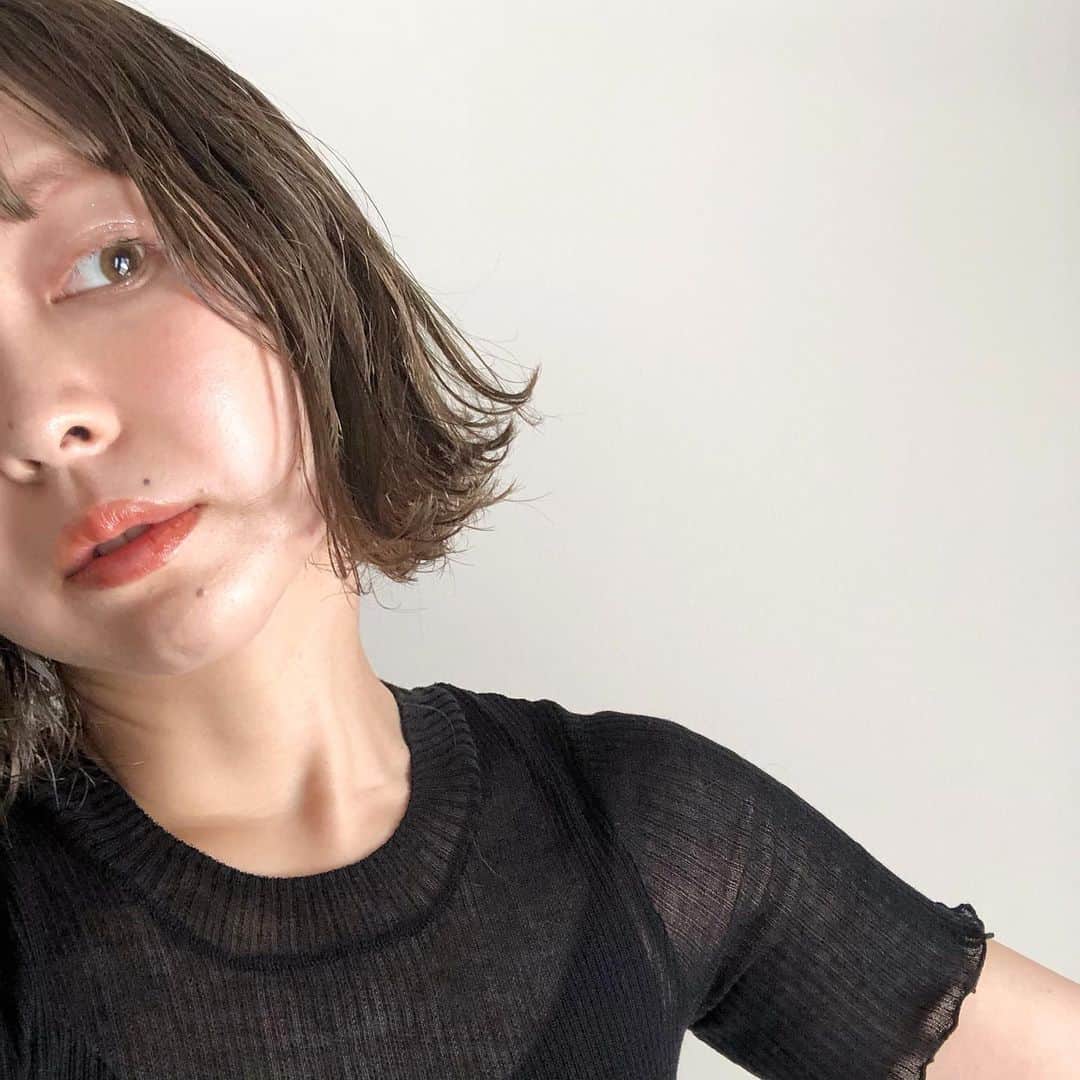北岡りえのインスタグラム：「new topsは梅雨時期でも着心地すばらしくストレスフリーです⛲️  @lilimeek00 ♥」