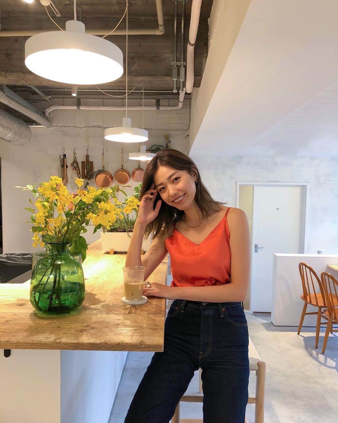 岩崎志保のインスタグラム：「オレンジ大好きわたしのラッキーカラー🍊 サテンの生地がしっかりしてて肌触りも良き◎」