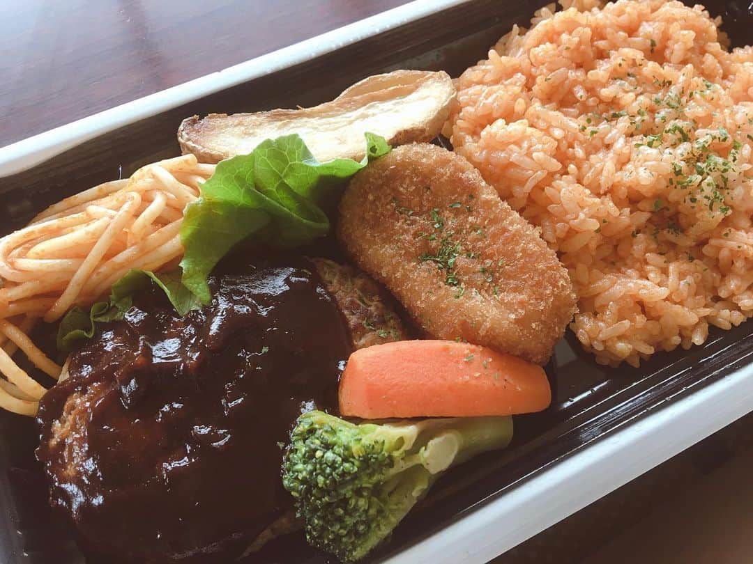 塚田詩織のインスタグラム：「#現場ごはん」