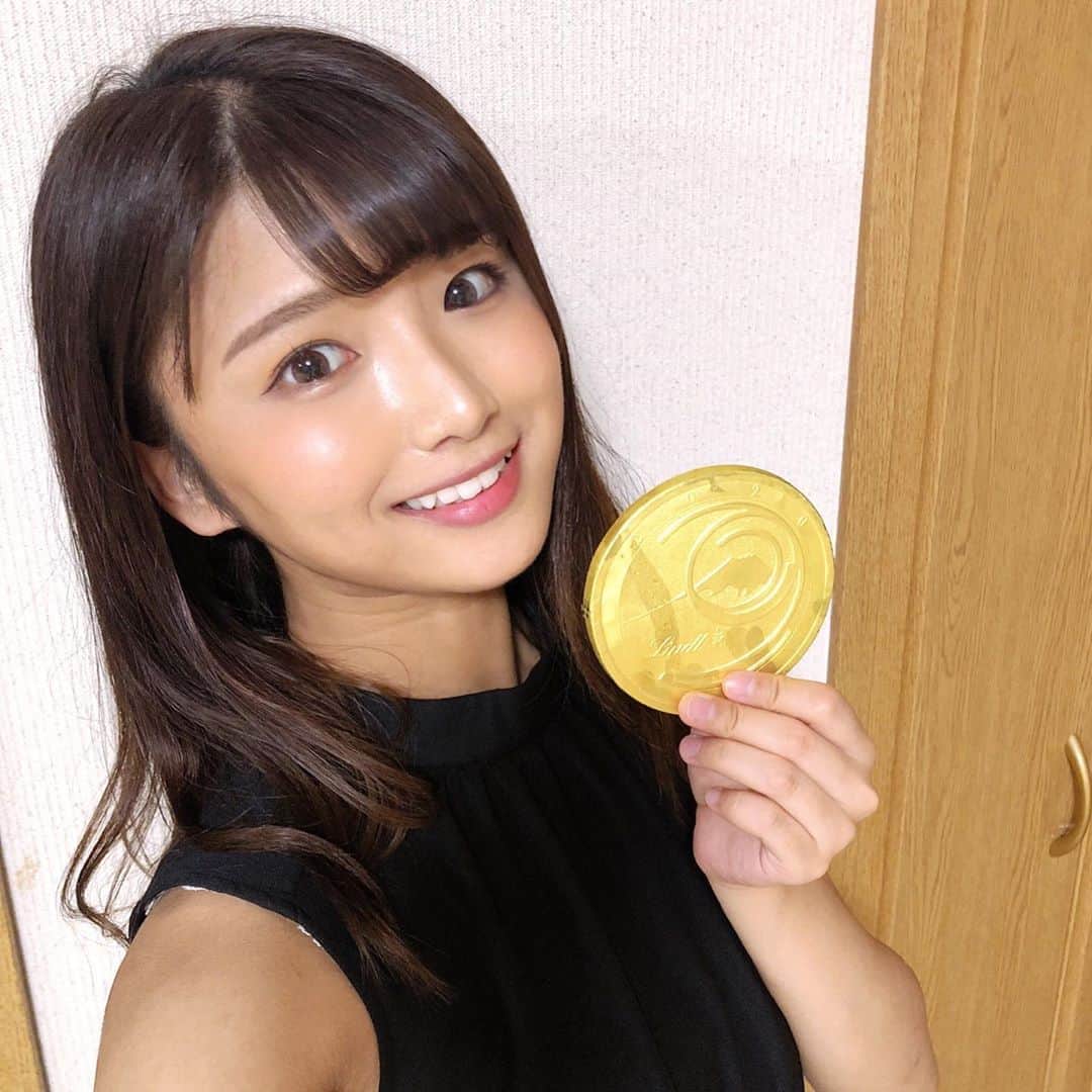 山本ゆうかのインスタグラム：「.﻿ ﻿ ﻿ リンツの金メダルチョコ🍫﻿ ﻿ ﻿ イチナナライブで初めてのイベント1位が取れた記念にチョコ食べてます←﻿ ﻿ ﻿ 1位嬉しい、そしてチョコは美味しい という報告でした。﻿ ﻿ ﻿ ﻿ ﻿ ﻿ #リンツ #リンツチョコレート #自撮り #ポートレートモデル  #関西サロモ #被写体 #ポートレートしま専科  #ビジョビ #キリトリセカイ #スクリーンに恋して #カメラマンさんと繋がりたい  #サロモ募集中  #portraitphotography #good_portraits_world  #instagood #instaportrait #lovers_nippon  #イチナナライブ #17live #ビゴライブ #ポコチャ」