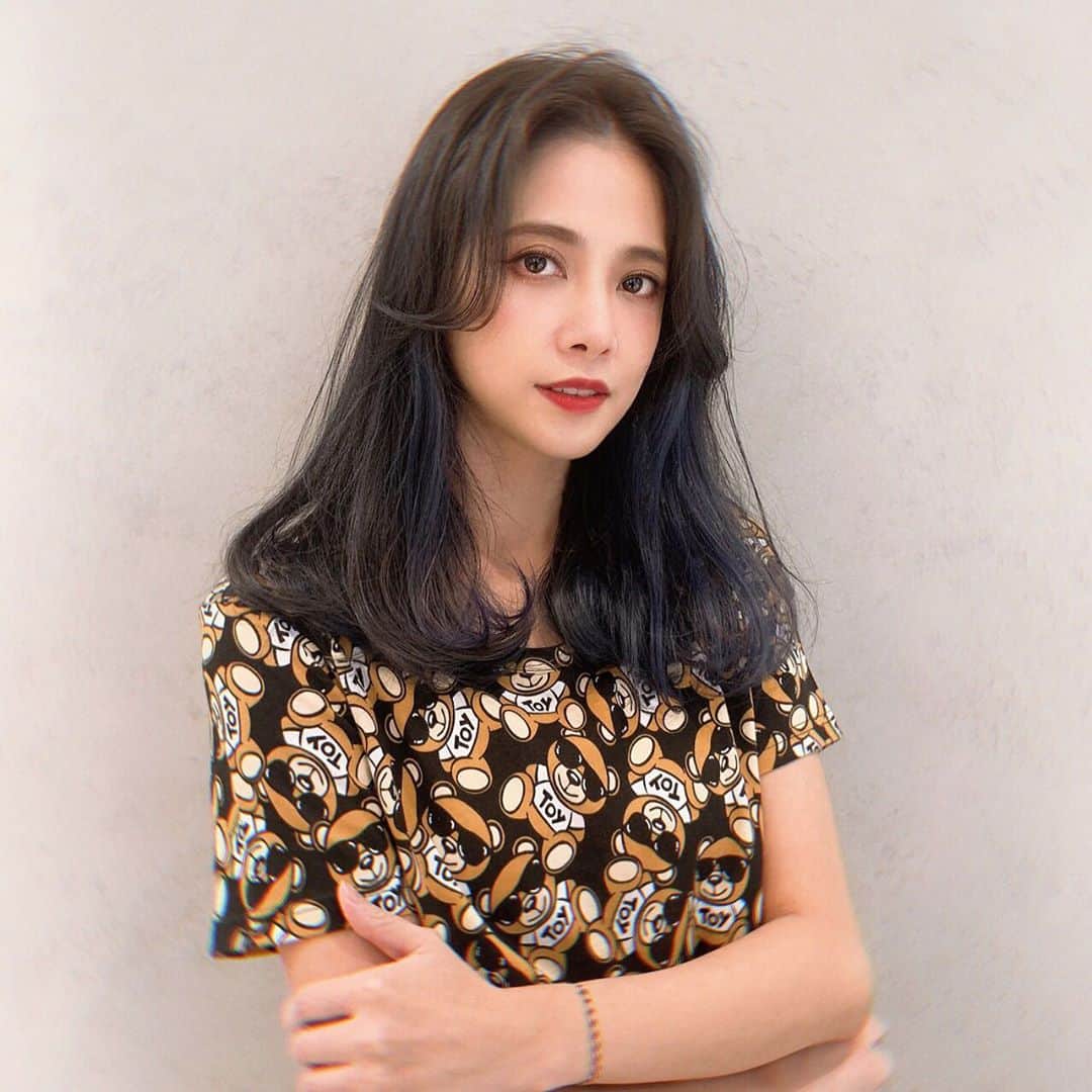 Miaのインスタグラム：「每天過著育兒的匆忙日子頭髮就這麼長長了～ 染了說不出是什麼髮色 但好看就好！🥳 @anson_xis  #安神特調髮色 #難得可以當個背殺 #頭髮長了孩子也大了」