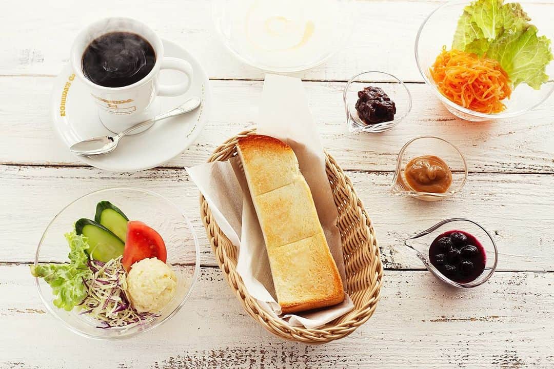 Locariのインスタグラム：「7月15日（水)に、コメダ珈琲店の新業態となる「KOMEDA is □ 東銀座店」が東京・東銀座にオープンします🎉 ・ “地球とくつろぐ”ことを目指してつくったというお店で食べられるのは、環境負荷の少ない“プラントベース（植物由来）”のメニュー🌾🍅🌽🥕 ・ 人気のモーニングは、バターではなく「塗る豆乳クリーム」を使用したトーストを提供。トッピングは、上白糖不使用の「ジャム」や「小倉あん」、ゴマとてんさい糖シロップでつくった「ゴマコンフィ」の3種類から選べます🍞☕️ ・ 窓が広く明るい店内は、グリーンのソファが並ぶ居心地のいい空間。テイクアウトメニューもありますよ🛍✨ ・ https://www.komeda-is.com/ ・ ・ #コメダ珈琲店 #コメダ珈琲 #コメダイズ #プラントベース #サステナブル #ヴィーガン #ヴィーガンカフェ #komedais #東銀座カフェ #銀座松竹スクエア」