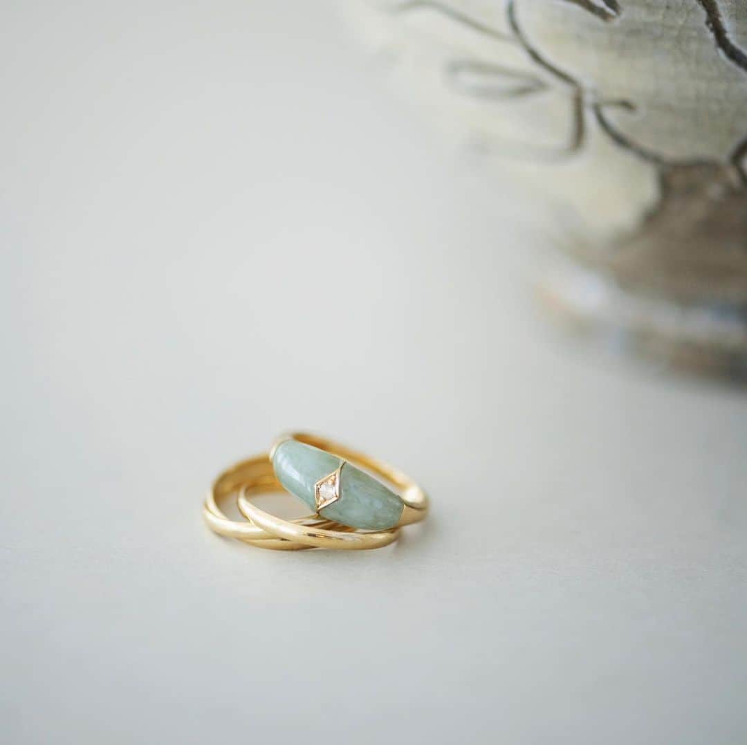 メデルジュエリーさんのインスタグラム写真 - (メデルジュエリーInstagram)「JOURNALから一枚。とろみのある質感はつややかな肌を思わせる。翡翠の緑は匂い立つような美しさがあります。  20SS Labo 水晶,真珠,白蝶貝,翡翠 最終受注〆切：7/20 AM9時 ※Webからもオーダー頂けます ※Online Boutiqueでもご覧頂けます  #mederujewelry #メデルジュエリー #2020sscollection_mederujewelry」7月11日 19時51分 - mederu_jewelry