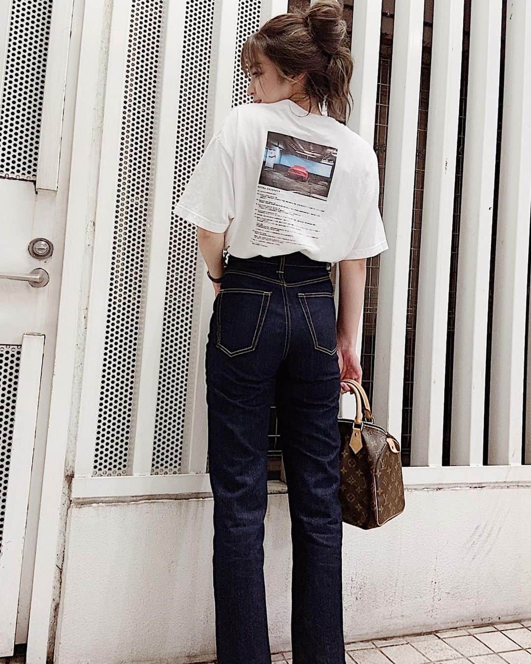 のインスタグラム：「𓂃 𓈒𓏸 半年に1回くらいの珍しい超カジュアル🌻 ヘアセット見たいって言ってもらってたので 何枚か載せたけど分かるかな？😂笑 . トップスは👦🏼からのプレゼントで バックプリント違い！可愛い🥺❤️❤️ . #ootd#code#me#louisvuitton#GUコーデ#カジュアルコーデ#Tシャツ#シンプル#ヘアアレンジ#お団子ヘア#骨格ストレート」