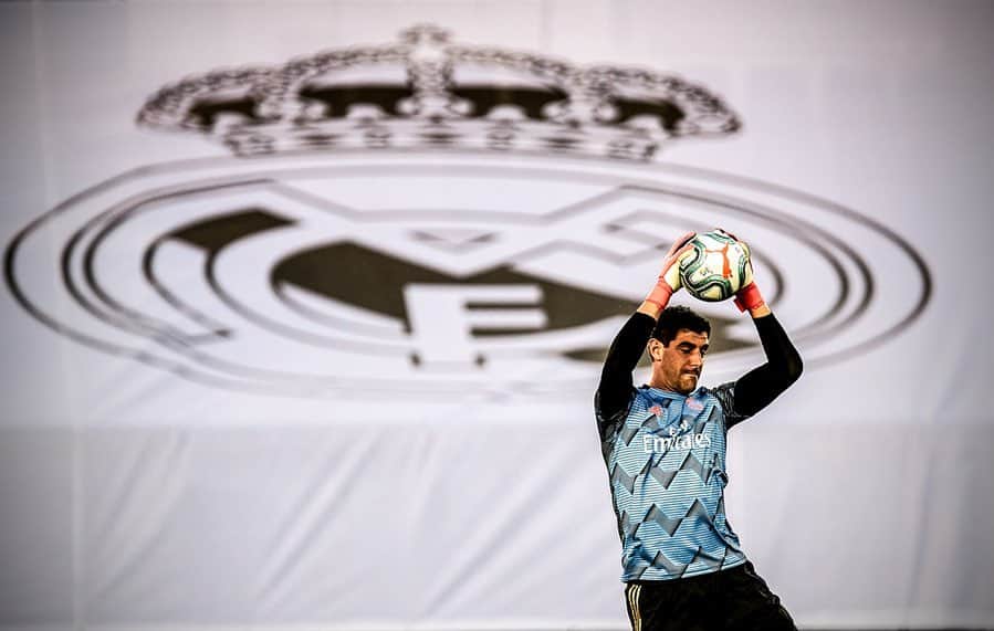 ティボ・クルトゥワのインスタグラム：「🤍 #HalaMadrid」