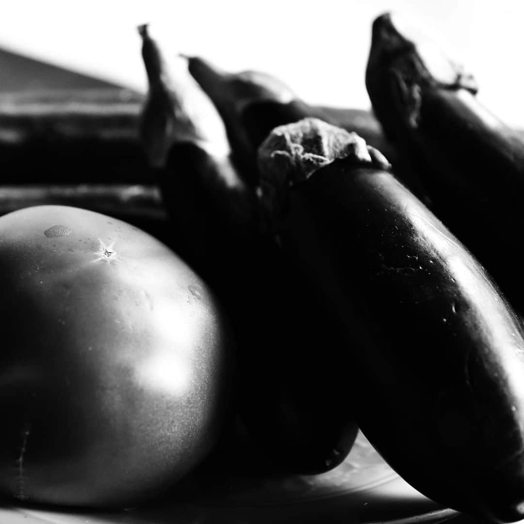 naotakeのインスタグラム：「野菜 - Vegetables / D810 & Snapseed, 20200712 . . 久しぶりの黒ビールに喉がはしゃぐ。 . . bw12 #spicollective #royalsnappingartists #infamous_family #rsa_main #infinity_photo_cult #2_fineart #jp_gallery_member #jp_gallery_bnw #trb_bnw #wp_bnw  #bnw_life #bnwlife_member #bnw_life_shots #bnw_captures #world_bnw #top_bnw #team_jp_ #team_jp_モノクロ #ig_energy_bw #ig_nihon #streetphotographybnw #igersjp #blackandwhite #bnw #bnwphoto #monochrome #bw #bnwphotography #nikon #d810」