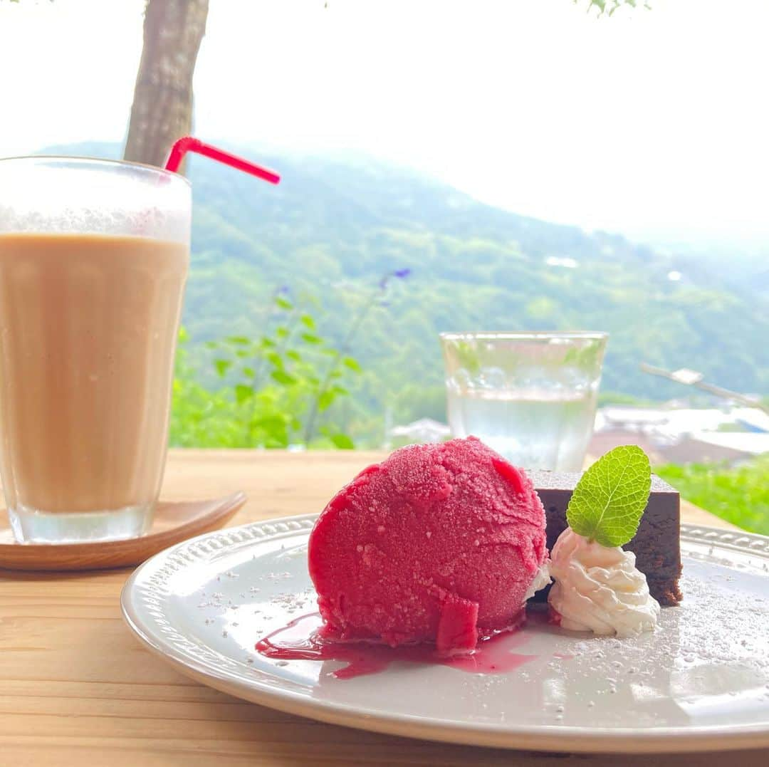 江間丈さんのインスタグラム写真 - (江間丈Instagram)「#カフェ巡り 少し前に行った脇町のLovingcafe 自然のヒーリング効果って 凄いですよね✨ 大雨災害で大変な思いをしている方 もいらっしゃると思います。 そういう方々への支援の気持ちと 次は我が身という意識で備える事が 大切ですね。。  と、思うことはたくさんありますが SNSで考え込んでも仕方がないので 楽しく明るく癒される写真を 投稿していきますー😊  そういえば フォロワー600人突破 ありがとうございます！ 少しずつではありますが数が増えてきました✨ まだしていないという方は フォローして頂けると嬉しいです😊  #カフェ #徳島 #脇町 #lovingcafe  #おしゃれ #写真 #自然 #アナウンサー」7月11日 11時13分 - ema_takeru_official