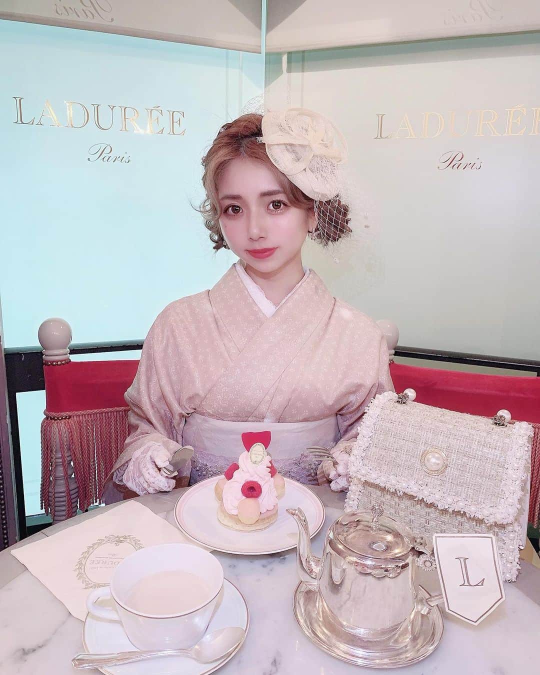 エリンコさんのインスタグラム写真 - (エリンコInstagram)「🍰 . 着物着て銀座のラデュレでお茶してきたよ🥰 . とっても優雅なひと時でした...💓 . 可愛いケーキありすぎて迷っちゃう🥺💫 安定のロイヤルミルクティーを頼みました☕️ . #ラデュレ #ラデュレ銀座 #銀座三越 #ladurée #ginza #ginzamitsukoshi #着物 #kimono #japan #jfashion #浴衣 #着物コーディネート #着物コーディネート #着物ヘア #着物女子 #浴衣女子 #ゆかた #浴衣デート #浴衣ヘアアレンジ #东京 #时尚潮流 #可爱的 #えりんコーデ #えりんこヘアアレンジ #えりんこカフェ巡り」7月11日 11時11分 - erinko0315