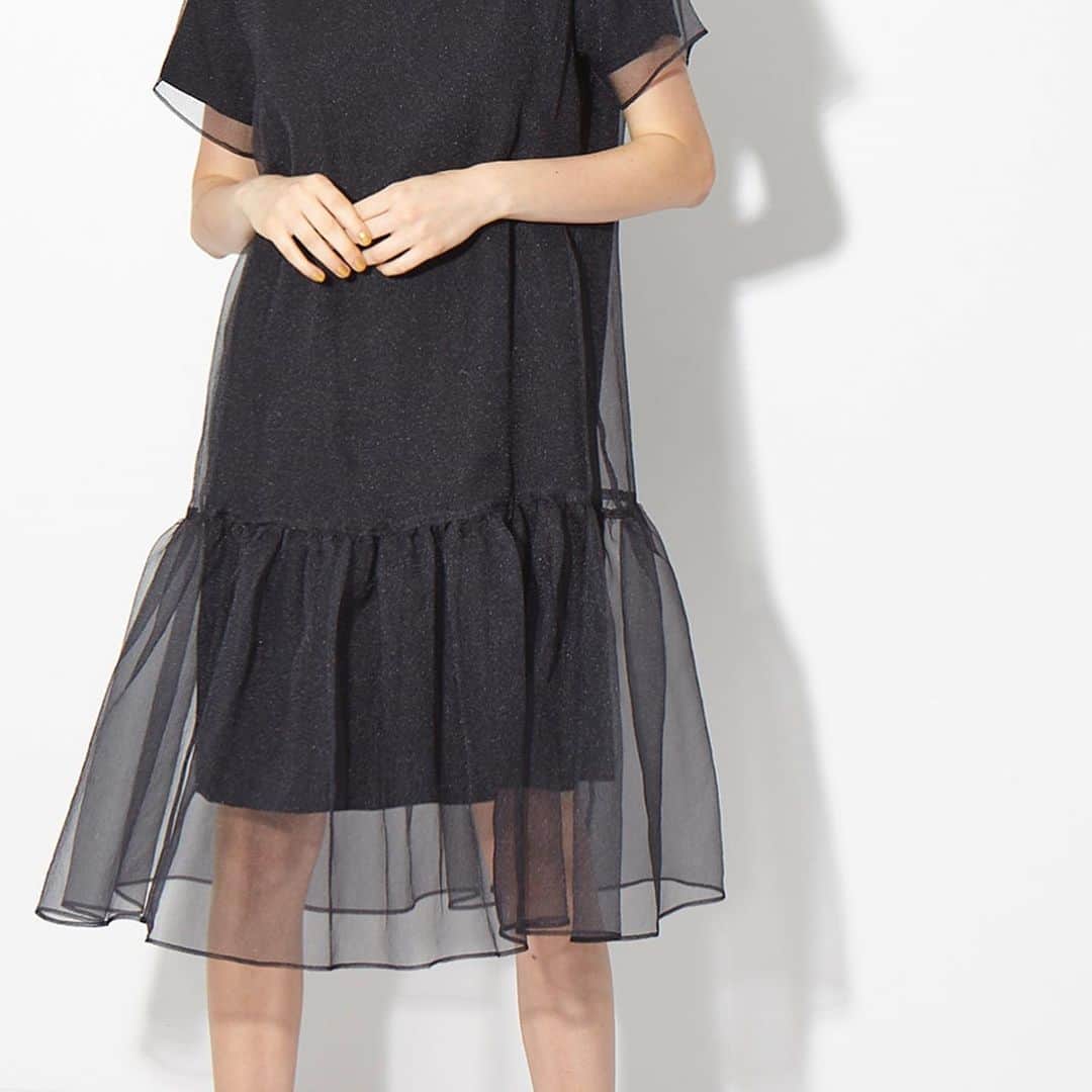 のインスタグラム：「Pick up item﻿ 【AKIRANAKA（アキラナカ）Layer organza dress】﻿ ¥37,000+tax  black/green/brown﻿ ﻿ 先日到着したばかりの新作より、これからの暑い季節に1枚で程よくフェミニンに纏えるレイヤードワンピースをPICK UP！﻿  程よい透け感をうむオーガンジー素材とふんわりとした女性らしいシルエットがポイントのワンピースは、露出を抑えた上品なデザイン。落ち着きのあるカラーリングで、甘くなり過ぎない大人の着こなしへと導きます。﻿ ﻿ その他、AKIRANAKAの最新作が続々入荷中！﻿ 今シーズンは、AKIRANAKAの女性像に遊び心をプラス。 地に足の付いた大人な女性でありながら、堅くおさまらずに自由でプレイフルでいたいと思う人たちへ向けたコレクションです。リアルクローズでありつつ、他にない大人な遊び心を感じさせるコレクションをお楽しみください。﻿ ﻿  @stripedepartment プロフィールURLよりAKIRANAKAの最新作をいち早くチェックいただけます💁‍♀️ぜひご覧ください。﻿ ﻿ #ストデパwomen﻿ #ストデパ #ストライプデパートメント #stripedepartment﻿ #akiranaka #アキラナカ﻿ #20aw #collection #2020prefall #precollection #newarrivals #新作 #最新作」