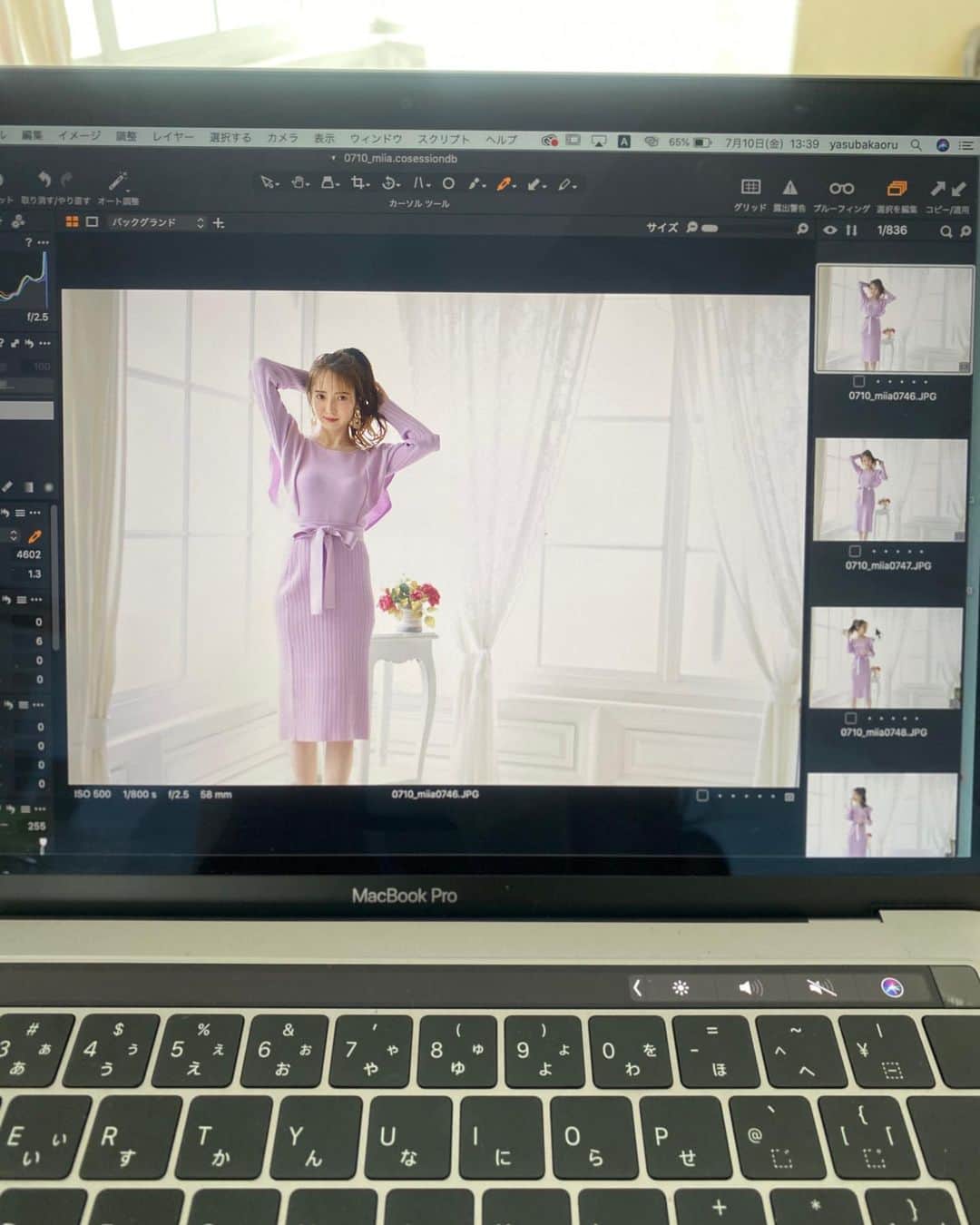 平木愛美のインスタグラム：「きのうshot。🌞  なんかね、‪【なんとかなるよ〜】‬  ‪って、母の言葉が大好き💞💫‬ ‪母の楽観的さに、何度も救われてきたなぁ‬  ‪さっっっぱりしてて、笑いとばして、強く、優しく、あたたかい。愛情深く、柔らかい。‬  ‪なんでも、どこでも、どんなかたちでも楽しむのは自分次第🧚‍♂️✨✨‬  幸せもたくさん溢れてて、当たり前のようで当たり前じゃなく、感謝で。そこに気づき、感じることで、さらにhappyが連鎖して増していくの。  そう心でかんじてみてっ！本当にどんどんひろがるよ🧡  ‪#ひらきふぁみりー ‬」