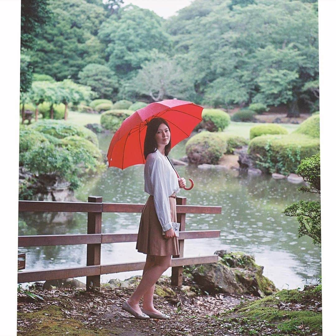 のインスタグラム：「Shooting in rainy season  Photographer：@film.byluuvu   #雨#傘#梅雨#フィルム#フィルムカメラ#末永百合恵#shooting#photo#film#filmcamera#rain#rainyday#umbrella#nostalgia」