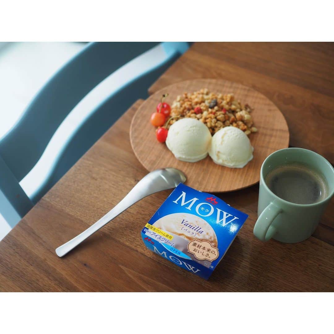 yuki のインスタグラム：「. . こんにちは☺️✨ . 大好きな森永乳業の「MOW（モウ）」がリニューアルしたとのことでPRに参加しています😊 . . なめらかさとコクを感じるのに後味はすっきり。 ちょっと特別感のある味わいでおいしいです♡ . そのまま食べてもおいしいのですが あったかいほろ苦コーヒーと合わせて食べるのも好きです。 . 器にうつすのは手間ですが、ちょうどよくまわりが溶けてよりクリーミィなミルクのコクが感じられておすすめです！ . 木の器で食べると心なしかナチュラルな味が引き立つ気も。 グラノーラとも相性がいいのでぜひ食べてみてくださいね☺️💕 . . #素材本来の自然なおいしさ #MOW #森永乳業 #PR」