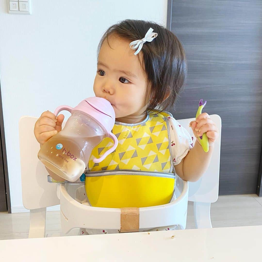 姫野れみのインスタグラム：「お気に入りの"離乳食グッズ紹介👶🏼" 多くのリクエスト頂いたのでまとめてみました♡  色々使った中で赤ちゃんが使いやすいのはもちろん ママにとってもストレスフリーな設計で 本当にオススメなのがオーストラリア産まれの b.box( @bboxforkidsjapan )さんの商品たち✨ ※b.boxさんの商品は人気が高く売り切れるのも早いので 早めにチェックまたはすぐの再入荷を待つといいです💦  その中でもずっと気になっていた"Sippy cup" 今まで使っていたマグには本当に悩みが多くて... ストローの角度的に飲めなくなってしまったり 倒すとこぼれてしまうし ご飯食べる時は逆流してすぐ中が汚れてしまうし... ママさんにはわかってもらえる悩みだと思います... そんな時にこんなマグがあるの😳！？知った商品！  ・重りがついていてどんな角度でも簡単に飲める  (寝転びながらでも！) ・ひっくり返しても漏れない ・食べ物が逆流しない特別な設計  これには本当に感激🥺✨ 仲良しの先輩奥様にも使ってる方がいて カラーも一緒だったので"可愛いし使いやすいよね！" と盛り上がりました🥰 カラー展開はビビット系とパステル系で豊富なので 好きなイメージでとっても可愛く使えます♡ ちなみに私は即決の"boysenberry"💜  1枚目でも使っているビブは折りたたむとポーチに！ なので外出先にも持ち歩き楽チンで嬉しい♪(2枚目) ユニークな形のカトラリーは小児作業療法士監修の元 設計されていて、子供がすくいやすく、指しやすい 独自の形をしています！ 最近使いたがるのに上手く使えなくて 結局私がやってしまうことも多々あるので これだと上手にパクパク食べてくれて 自分で使えていることにもまた感動🥺✨笑  冒頭でも言いましたが、b.boxさんの商品は 人気が高く売り切れてしまうことが多いので ぜひお早めにチェックしてみて下さい♡  #ビーボックスのシッピーカップ #ビーボックスのカトラリーセット #bbox #lovemybbox」