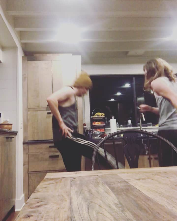 カイル・ガルナーのインスタグラム：「Quarantining with family. Can you believe we didn’t rehearse this even once? @jack_gallner」