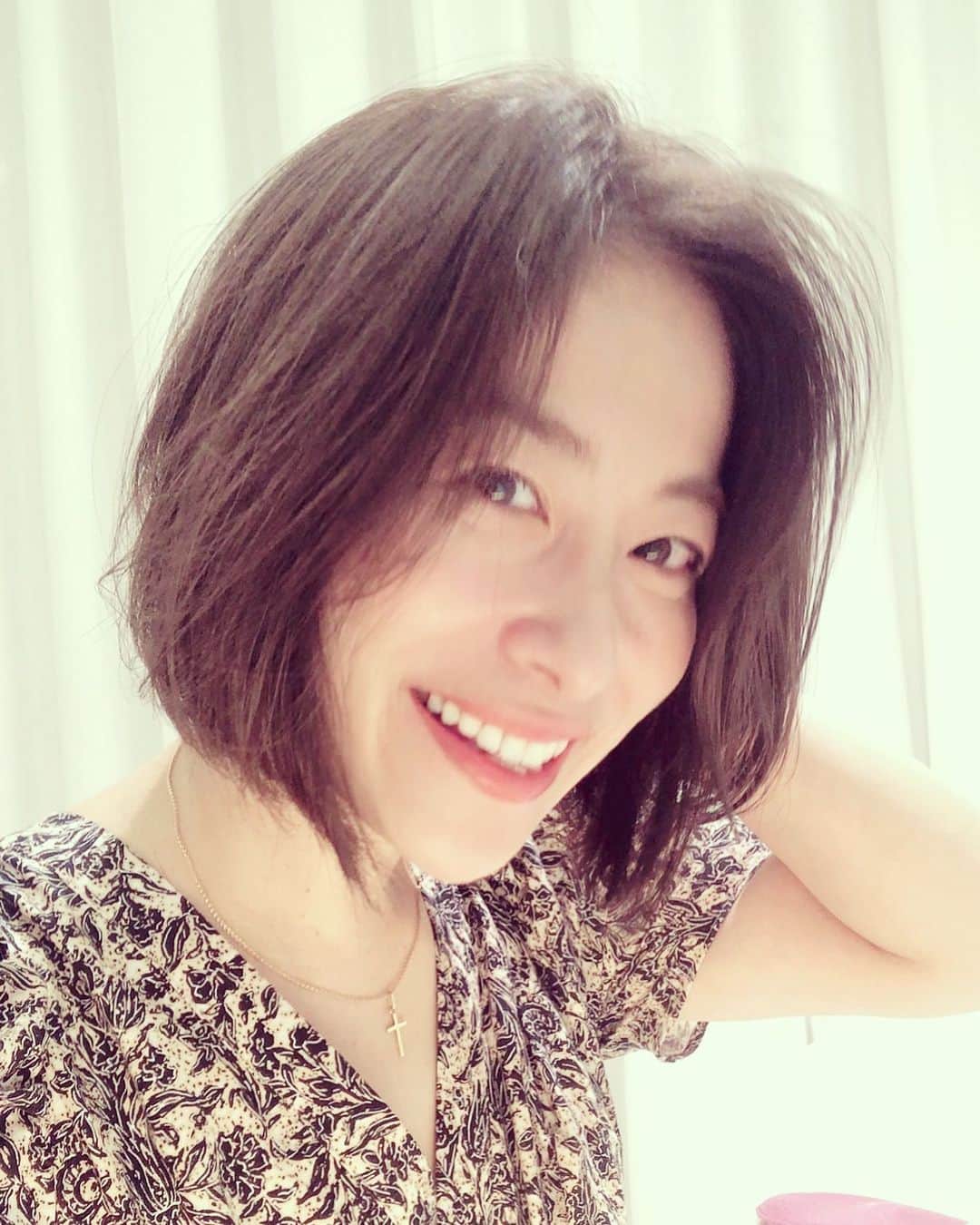 のインスタグラム：「切りました✂︎実に半年ぶり。気分が変わります。経皮毒が怖いのと、めんどくさがり屋なので20年以上染めていませんが、いつか白いヤツとどう共存するか考えなくては…Haircut finally!!!!! #haircut #vanillasky #ヘアカット #久々に #ボブ #カラーリングはしない」
