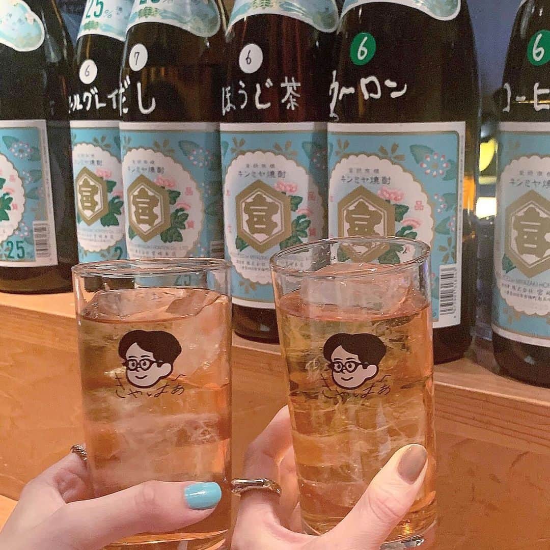 MERYさんのインスタグラム写真 - (MERYInstagram)「.⁣ 京都の木屋町にある『座り呑みきゃばぁ』で、色んなお酒を楽しんじゃおう～！⁣ .⁣ 同じ京都の木屋町にある『立ち呑みきゃさ @kyasa_kyoto 』のグループ店でもある『座り呑みきゃばぁ @kyabar_kyoto 』。写真のコーヒー焼酎のように、可愛いグラスでユニークなお酒を頂けちゃうお店なんです。ゆったりと会話を楽しむことができる広めのカウンター席で、素敵なひと時を過ごしてみてくださいね！⁣ .⁣ 【店舗情報】⁣ 住所：京都府京都市中京区南車屋町287 木屋町会館1F⁣ 営業時間：19:00〜翌5:00⁣ 定休日：不定休⁣ .⁣ 記載している営業時間・定休日は異なる場合がございます。事前にご確認ください。⁣ お店の感染予防対策にも必ず従い、安全に楽しむことを心がけましょう。⁣ .⁣ MERYでは他にも「かわいい」に近づくさまざまな情報を発信しています。⁣ @mery.beauty コスメ・美容に特化した情報をお届け♡⁣ @mery_spot 話題のカフェやお出かけスポットをご紹介！⁣ こちらもぜひチェックしてみてください！⁣ .⁣ photo by @jun_kwmt⁣ .⁣ #MERY #regram #kyoto #tokyo #京都 #木屋町 #西木屋町 #きゃばぁ #お酒 #お酒好きな人と繋がりたい #お酒好き女子 #コーヒー #コーヒー焼酎 #アルコール #居酒屋 #京都グルメ #京都居酒屋 #京都居酒屋巡り #居酒屋巡り #京都観光 #京都旅行 #映え酒 #焼酎 #焼酎好きな人と繋がりたい #座り呑みきゃばぁ #座り呑み #お洒落 #お洒落さんと繋がりたい #MERY女子 #メリー」7月11日 12時00分 - mery.jp