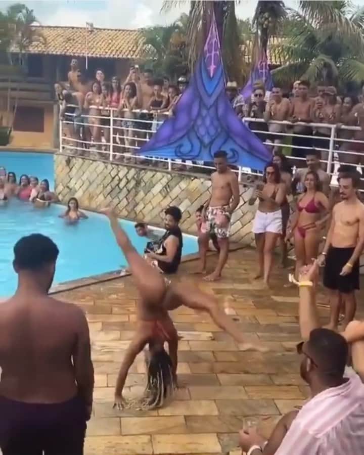 Alice Wegmannのインスタグラム：「queria @kessia.luiza this represents brazil more than soccer and samba」