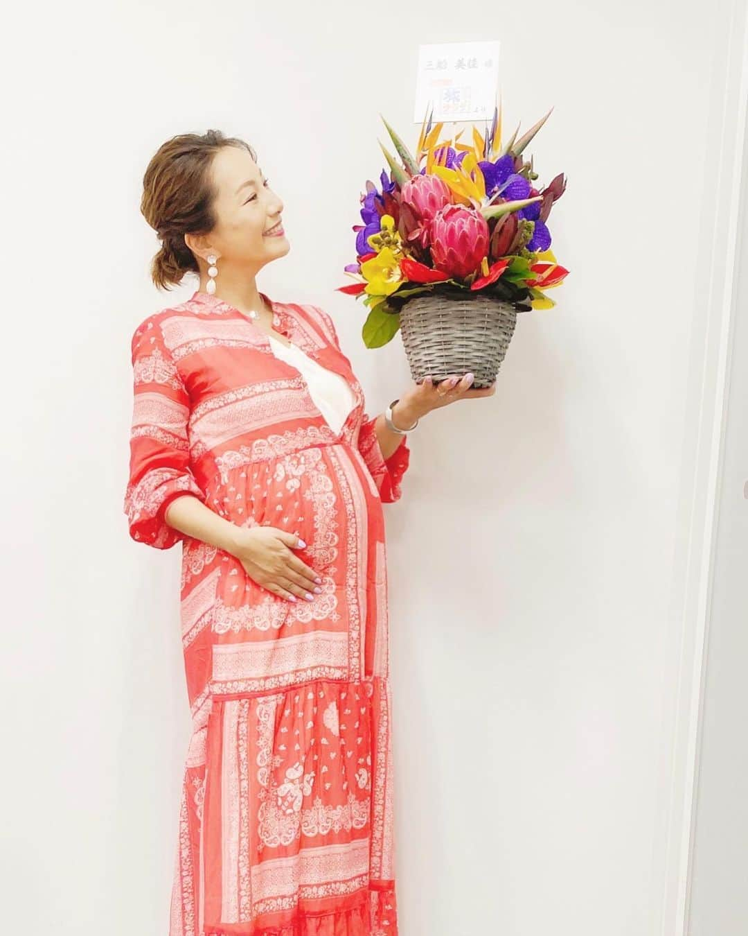 三船美佳さんのインスタグラム写真 - (三船美佳Instagram)「🤰 ご報告があります🌼  ただいま私 お腹がポンポコリンに なっております😊  今朝の#旅サラダ　でも ご報告させて頂いたのですが 妊娠8ヶ月になりました🤰✨  赤ちゃんは パイナップルとか🍍 白菜くらいのサイズだそうです🥬笑  本番中もお腹の中で 元気にポコポコ動いて 一緒に生放送 頑張ってくれてましたよ☺️  主人と共に 高１になる上の子も 出産を楽しみにしてくれてます😁 いつもお腹を触ってくれるのが とても嬉しい💕 のんびり妊婦生活を 送らせてもらってます☺️  ただでさえ コロナなどの不安が多い日々ですが 妊婦さんも心配されてる方 きっと多いと思います  みんなで気を付けて 引き続き頑張っていきましょうね💪  @tabisalad  なんで趣味が分かるの？！？！ ってくらい、私が大好きな 南国のお花たちが詰まった 贈り物と共に🌺 ご報告でしたぁ😆  赤ワンピース　@ciaogalante #ガランテ  白ワンピース(中に着用) @doudou_pr #ドゥドゥ  ネックレス　@a8.aya  イヤリング　@onceuponatime_osaka #bricolage  ブレスレット　#シックオーガニゼーション  サンダル　@coqule #コクレ  #stylistmaeda」7月11日 12時22分 - mikamifune_official