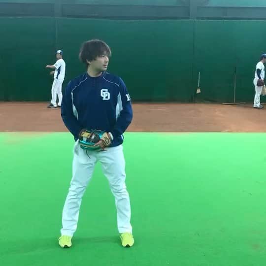田島慎二のインスタグラム：「3回目のシャドーピッチング😁 最初は久々すぎてどうやって体動かしていいかわからなかったけど、少しスムーズに振れるようになってきた😆 順調です👍」