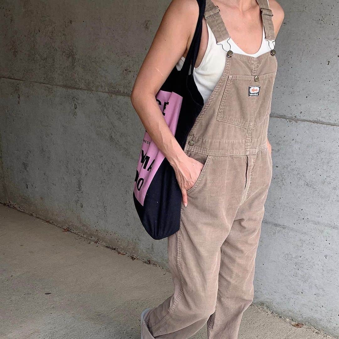 のインスタグラム：「久しぶりのお天気🤓👍 ☆ ちょっくらスッピンタモリでひなせとおデート🤩 ☆ やっぱりオーバーオールってほんっと楽ちんで最高😚👍💖 ☆ 予想どーり昨日はガッツリ靴擦れしたので友達にプレゼントでもらったnorthのサンダル履いた😊このサンダル神やわ〜🥺 ☆ #オーバーオール#古着#ゆるコーデ#acnestudios#lifestyle#casual#casualstyle#fashionstyle#fashon#娘とデート」