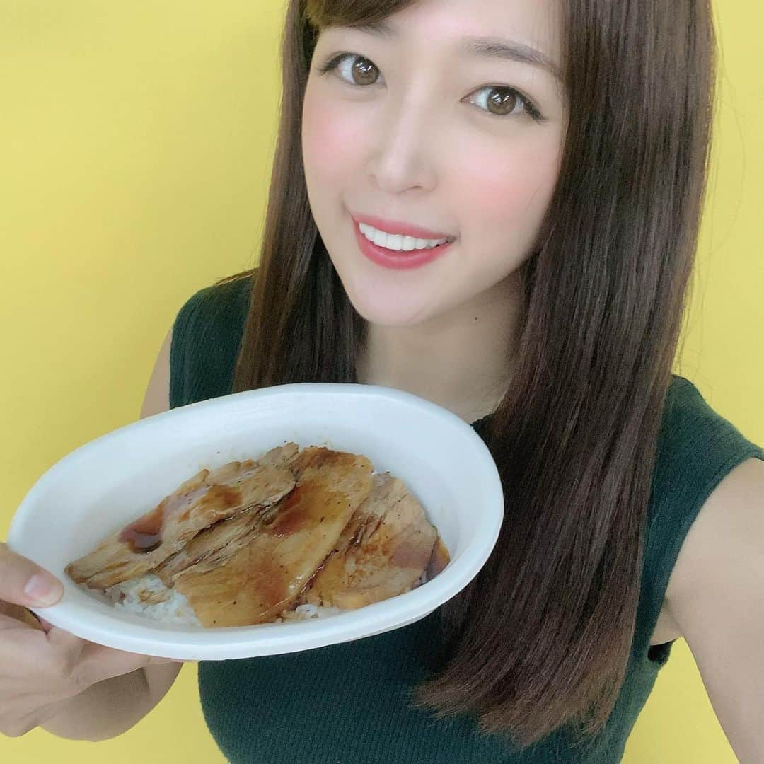 手束真知子さんのインスタグラム写真 - (手束真知子Instagram)「「くまうし」さんの「豚丼」 北海道お取り寄せグルメが届きました〜✨✨✨ 1袋に3食分×2袋！！ さらに豚丼の「タレ」もついてますっ お肉はもちろんのこと、このタレがとっても美味しいんですっ🥺💓 一口サイズにカットしてもいいけど私は贅沢にかぶりつくのが好き！ 美味しかった〜ヽ(｡>▽<｡)ﾉ  #豚丼くまうし #最高金賞 #北海道お取り寄せ #豚丼 #北海道豚丼 #pr #コラボベース」7月11日 12時16分 - machikotezuka