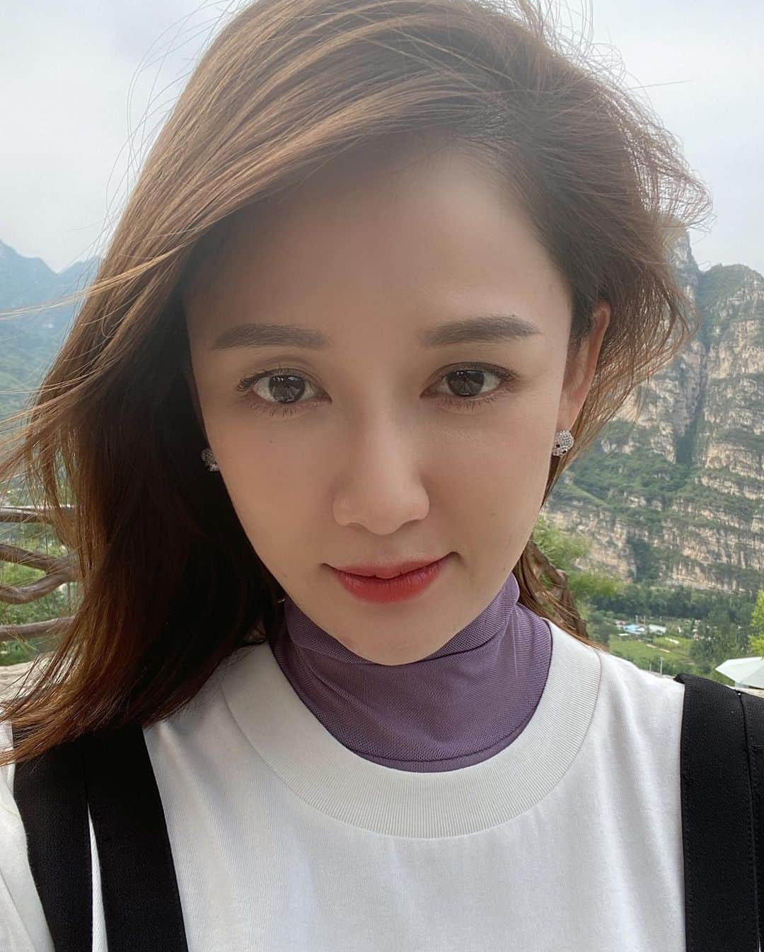 ジョー・チェン（Joe Chen）さんのインスタグラム写真 - (ジョー・チェン（Joe Chen）Instagram)「☀️ 一起爬山嗎？ 堅決不坐在石頭上拍照的那種🤣 #週末  #毛孩子  #天燈 #happytime」7月11日 12時25分 - iam_joechen