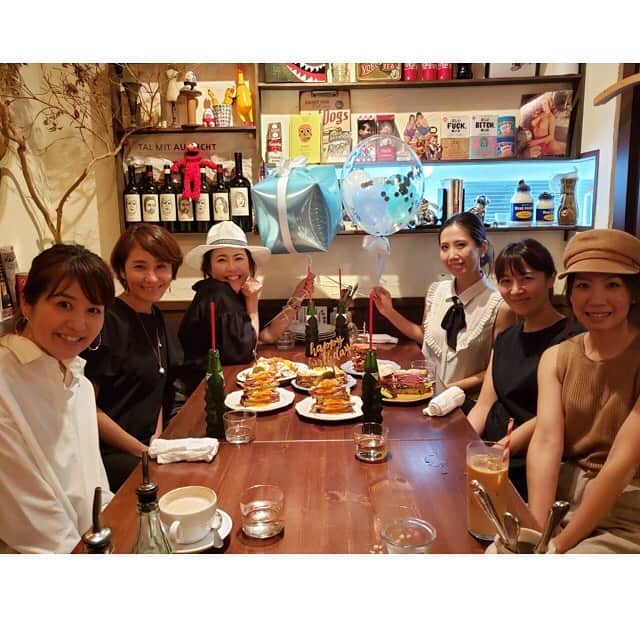 森上亜希子のインスタグラム：「とにかくこの笑顔が見たくて！  大好きな大好きな祥子ちゃんのお誕生日🎂🎉  彼女に出会ってまだ6年。でも、もっと昔から知ってる気がする。 子育ての相談、人生の相談、何でも相談出来る人。  そして、こんなにも価値観が一緒の人に出会える事ってそうないと思う。  お婆ちゃんになっても毎年毎年お祝いしようね‼️ きっと私たち、杖をつきながら大笑いしてるね‼️  祥子ちゃん、改めてお誕生日おめでとう🎂🎉🎁 笑顔溢れる素敵な一年になりますように✨  #ママ友 #いや #もはや #心友 #大好き #お誕生日 #おめでとう #サプライズ」