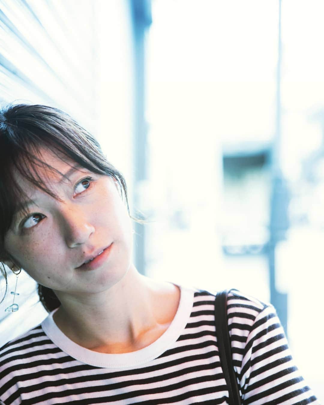 石井寛子のインスタグラム：「Photo by @seiichi_uozumi  まさかのマイカメラで たくさん撮ってくれました！  スワイプ推奨👍  そんなとこで切り取りますか! 構図や、ロケーション 撮られることは ほんとうに勉強なります。  あー、これ魚住さんの写真（構図）だわーと モニターで見返す。  撮られてインプット。 撮ってアウトプット。  20代の頃は どっちかしか集中できなくて 混乱してたけど ようやく頭の中で整理できるように なってきた気がするような。  知らんけど🤗」