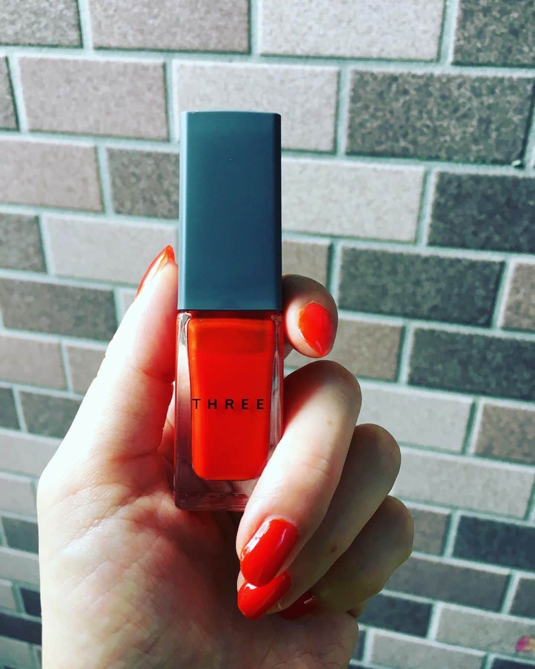 小橋めぐみのインスタグラム：「THREEの新色💅 パワーみなぎるオレンジソレイユ。 薄いパープルを買いに行ったのだけれど、やっぱり、パッと明るい色がいいなぁと。 ゴールド×シルバー×ブロンズのパールが配合されているので、さり気なくキラキラ。 夏の光を指先に、ね。」