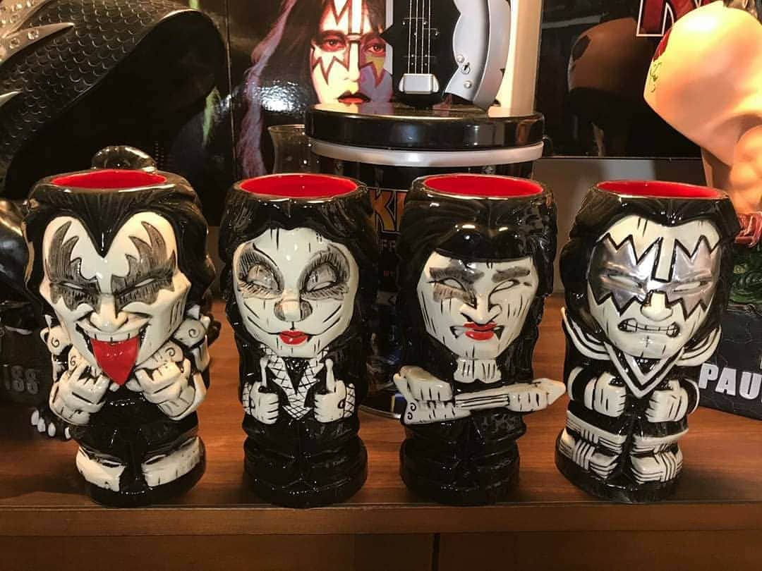 KISSさんのインスタグラム写真 - (KISSInstagram)「#CollectingKISS! Tom Mady just added the #KISS Geeki Tikis to his collection.  What's the latest item you've added, #KISSARMY?」7月11日 12時42分 - kissonline