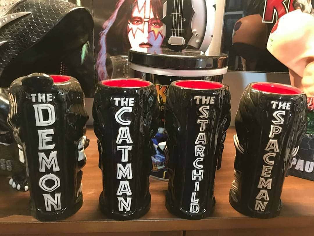 KISSさんのインスタグラム写真 - (KISSInstagram)「#CollectingKISS! Tom Mady just added the #KISS Geeki Tikis to his collection.  What's the latest item you've added, #KISSARMY?」7月11日 12時42分 - kissonline