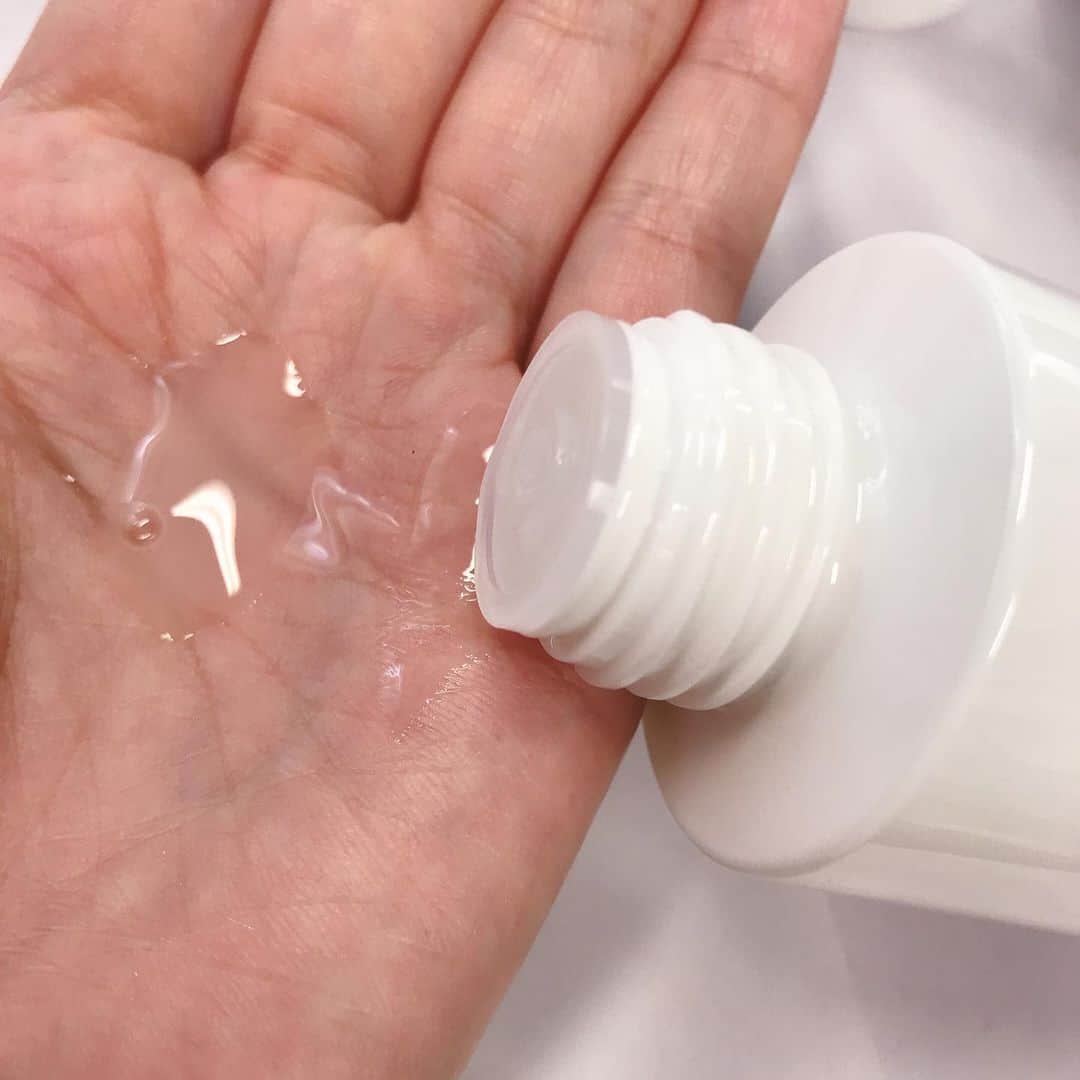 小西さやかさんのインスタグラム写真 - (小西さやかInstagram)「【9/16「ヒルドイド」化粧品で発売】※発表会レポ 医薬品「ヒルドイド」を作っていたマルホが初めて原料提供。コーセーとタッグを組みコーセーマルホファーマが誕生。 ヘパリン類似物質は保水力があるだけでなくダメージを受けたラメラ構造の回復をサポート！実際に使ってみましたがしっとり感に感動！ .  化粧水、乳液、クリーム、オールインワンがあります。どれを使うか迷ったら化粧水と乳液のセットがおすすめだそうです。 私は化粧水の浸透が良いのにすごくしっとりする感じとかオールインワンがゲルを超えてほぼクリーム質感でしっとり感が高いので、 この２品がお気に入りです。 早速、オールインワンを子供のお風呂でバタバタしたとき用に洗面所に設置する予定です。 . 化粧水1800円.乳液1800円.クリーム2300円.オールインワン2700円 美容目的で医薬品買う人が減りますように！ . #ヒルドイド#マルホ#クリーム#化粧水#乳液#オールインワン#オールインワンゲル#時短コスメ#時短#保湿#乾燥ケア#ヒルドイドクリーム#カルテ#コーセー#コーセーマルホファーマ#ヒルドイドローション #ヒルドイドは自費で買えます」7月11日 12時45分 - cosmeconcierge