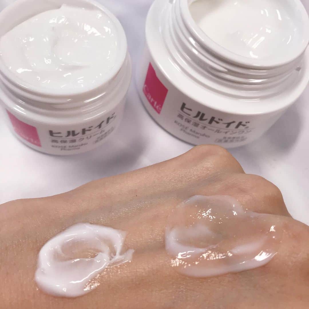 小西さやかさんのインスタグラム写真 - (小西さやかInstagram)「【9/16「ヒルドイド」化粧品で発売】※発表会レポ 医薬品「ヒルドイド」を作っていたマルホが初めて原料提供。コーセーとタッグを組みコーセーマルホファーマが誕生。 ヘパリン類似物質は保水力があるだけでなくダメージを受けたラメラ構造の回復をサポート！実際に使ってみましたがしっとり感に感動！ .  化粧水、乳液、クリーム、オールインワンがあります。どれを使うか迷ったら化粧水と乳液のセットがおすすめだそうです。 私は化粧水の浸透が良いのにすごくしっとりする感じとかオールインワンがゲルを超えてほぼクリーム質感でしっとり感が高いので、 この２品がお気に入りです。 早速、オールインワンを子供のお風呂でバタバタしたとき用に洗面所に設置する予定です。 . 化粧水1800円.乳液1800円.クリーム2300円.オールインワン2700円 美容目的で医薬品買う人が減りますように！ . #ヒルドイド#マルホ#クリーム#化粧水#乳液#オールインワン#オールインワンゲル#時短コスメ#時短#保湿#乾燥ケア#ヒルドイドクリーム#カルテ#コーセー#コーセーマルホファーマ#ヒルドイドローション #ヒルドイドは自費で買えます」7月11日 12時45分 - cosmeconcierge