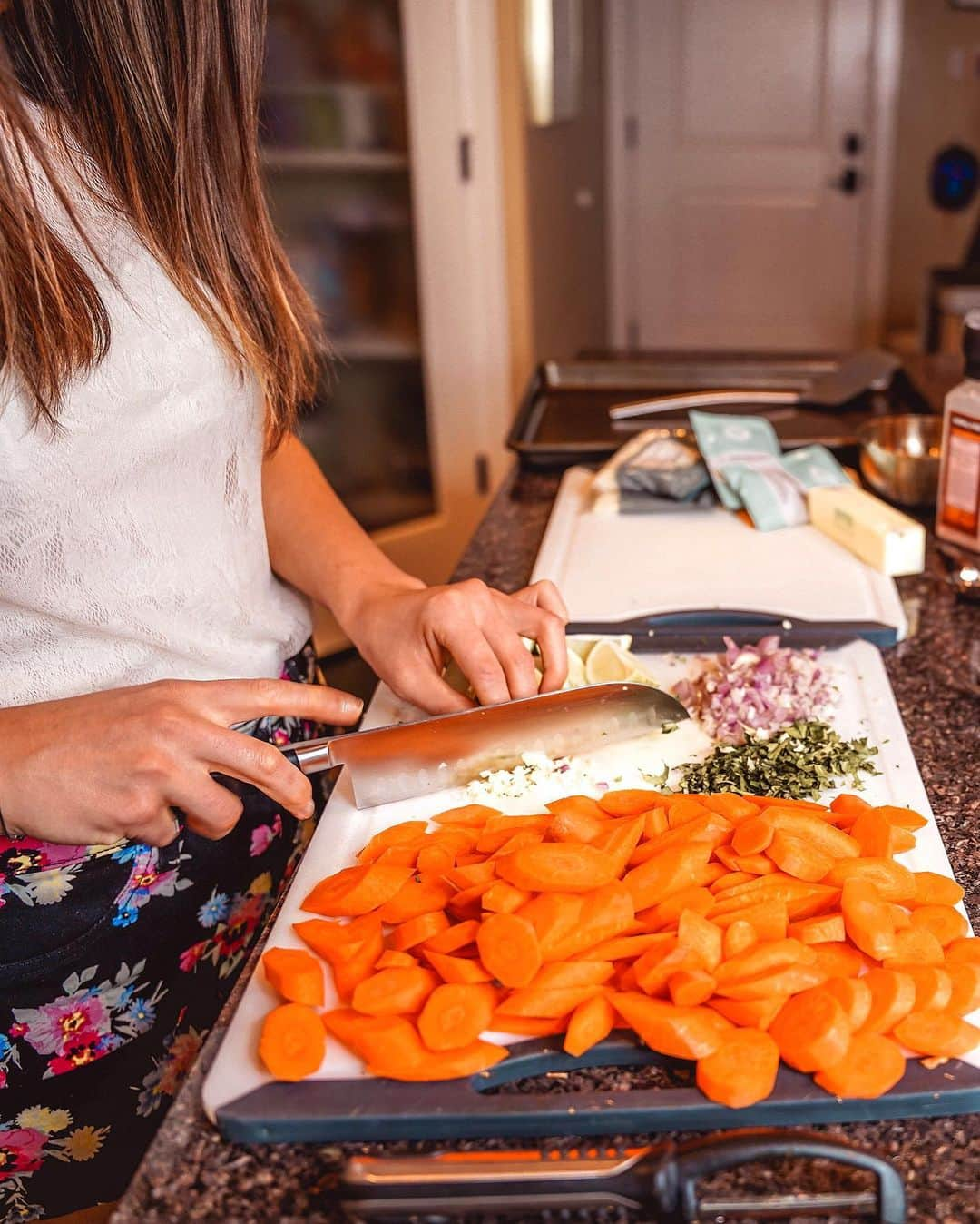 ティファニー・アルボードさんのインスタグラム写真 - (ティファニー・アルボードInstagram)「🍋 When life throws lemons (or pandemics) my way, I like to make yummy meals, hehe. 😉 I find it very calming. ❤️ I’ve used @HelloFresh over the past year (mostly because I love the convenience of getting delicious meals delivered TO MY DOOR. 😍) but with the pandemic, it also takes the stress of grocery shopping away. ☺️💥 YOU GUYS, I’ve made meals where they taste better than anything I’ve ordered-in, NO JOKE 🤤. The flavors/freshness + the convenience + the affordable $ = Happy tastebuds & a thankful tummy. 😋 (Swipe to see the prep to the finish! 🥰)  - 💥 Use my code: TIFFANYALVORD80 - to get $80 off, including free shipping on the first box! (Additional restrictions apply, visit HelloFresh.com for more details) // Link in bio 😘 // #hellofreshpartner」7月11日 12時51分 - tiffanyalvord