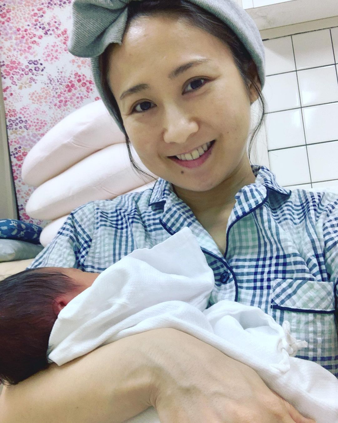 糸数美樹のインスタグラム：「ご報告です。  . . 先日2770gの女の子を出産いたしました。 すでにおっぱい痛すぎたり沐浴に手こずったりと、てんやわんやな育児がスタートしていますが、娘が元気いっぱい生まれてきてくれたことに感謝し、家族や周りの手も借りながらよんなー子育てしていきます！ . . . 娘が生まれ改めて命の尊さを感じている中、世間では悲しいニュースや甚大な被害が出ていることに心がいたみます。 これ以上の被害が出ず、みなさんが穏やかな日々を過ごせます様に。」