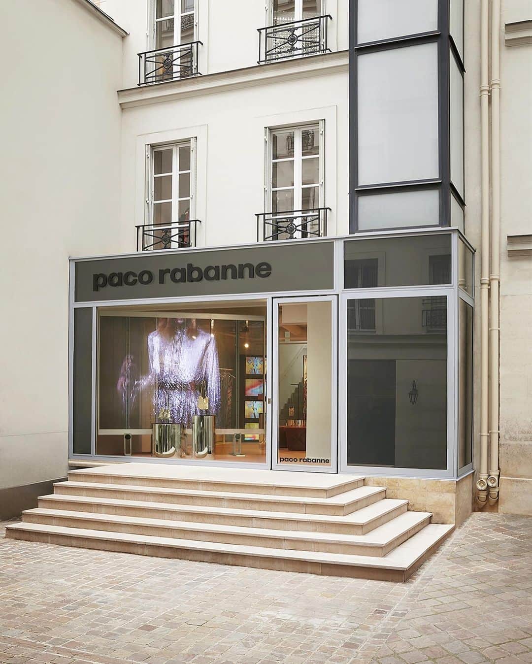 The Fashion Postさんのインスタグラム写真 - (The Fashion PostInstagram)「#portraits julien dossena﻿ ﻿ 『リブランディングから新たな未来志向へ。ジュリアン・ドッセーナが語る、創作の哲学』﻿ ﻿ —パリのカンボン通りに加えて、今年の3月にフォーブル・サントノレ通りにも新たにブティックがオープンしました。路面店にこだわりはありますか。 ﻿ ﻿ いずれも小さい路面店で、その規模をとても気に入っています。私はショッピング 体験の中で生まれる、ある種の親密さを非常に重要に考えています。何か特別なも のを買うときにこそ、その特別な感覚を感じてもらえたら嬉しいです。﻿ ﻿ —パリという街は、あなたが仕事をする上で重要な意味を持ちますか。 ﻿ ﻿ とても重要です。私が住む街であり、家族や友人がいて人生のすべてを築きました。私をインスパイアする、ありとあらゆるものがパリにはあります。そして、この街の美しさも理由のひとつだと思います。﻿ ﻿ —インスタグラムには、よく Serge Gainsbourg (セルジュ・ゲンズブール) の写真を アップしていますね。彼のどこに魅力を感じるのでしょう。 ﻿ ﻿ いちばんは彼の書く言葉です。それから、フランス語で綴る歌詞のマスタリング も。もちろん彼のルックスや挑発的な態度、ダンディーな佇まいは常に憧れでもあります。﻿ ﻿ —最後に、お気に入りの映画、本、音楽を教えてください。﻿ ﻿ 映画であれば、Wong Kar-wai (ウォン・カーウェイ)、Jane Campion (ジェーン・カ ンピオン)。小説は、すべての Honoré de Balzac (オノレ・ド・バルザック) 作品、 あとアメリカの作家 Frank Herbert (フランク・ハーバート) のSF作品『デューン/砂 の惑星』(1965) が好きです。音楽は、The Beach Boys (ザ・ビーチ・ボーイズ)、 Bob Marley (ボブ・マーリー) など数え切れないほど、多くのミュージシャンを敬愛 しています。中でも、カナダのピアニスト、Glenn Herbert Gould (グレン・ハーバー ト・グールド) の弾くバッハを聴くことが好きです。﻿ ﻿ interview & text: aika kawada﻿ 📷 2020-2021 秋冬コレクション﻿ ﻿ #TFP #TheFashionPost #PacoRabanne #パコラバンヌ #JulienDossena﻿ #lesPacotilles #SergeGainsbourg #WongKarWai #JaneCampion #Balzac #FrankHerbert #DUNE #BeachBoys #BobMarley #GlennHerbertGould」7月11日 12時55分 - tfpjp