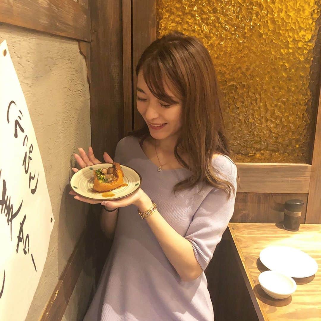 菊池かなこのインスタグラム：「. 念願の肉寿司🍖🤍 門前仲町 @nikuzushi_monnaka  . お箸がおみくじになっていて、 スタートから楽しい🥠✨ . お肉尽くしの幸せすぎるコースでした😻 . 見た目も美しい 雲丹たっぷりのうにく巻きがこの日の一番🎶 . いくらのプチプチが美味しいNIKURAも さっぱりしていて好き😻 . "オリジナル肉寿司食べ尽くしコース" 前菜三種盛り合わせ 和牛サラダ 雲丹とトリュフの極上ユッケ セロリガリ NIKURA 和牛トロカルビ お勧め三貫盛り合わせ うにく巻き フォアグラ上稲荷 さしとろ 甘酒プリン . 肉好きさんには絶対行って欲しいお店✨ 店員さんもとても親切 門前仲町良い街でした☺︎ . . ୨୧┈┈┈┈┈┈┈┈┈┈┈┈┈┈┈┈┈୨୧ #門前仲町肉寿司 #門前仲町 #門前仲町グルメ #門前仲町居酒屋 #門前仲町日本酒 #pr #コラボベース #東京カレンダー#東カレ倶楽部 #インスタグルメアワード2020#かなーなグルメ #食べログ#東京グルメ#肉好き女子#lineconomi #東京グルメ#東京焼肉#肉活女子」