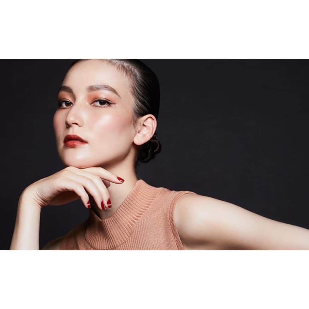 夢子のインスタグラム：「. Thank you @lorealparis 💄 https://www.lorealparis.ca/en/beautyblog/tutorials/make-up/fall-trend-why-terracotta-is-the-must-try-colour-for-fall-makeup/ ビューティー撮影、何年やってもドキドキしますがあがりを見るとこの仕事をやってて良かったなあと思います💋 . #loreal #lorealparis #lorealpariscanada #beautyshoot #plutinomodels #torontomodels #redlips #gunnsmodel #ロレアルパリ #ビューティー撮影 #ガンズモデル #艶肌 #艶肌メイク #赤リップ  #멋스타그램  #뷰스타그램  #메이크업 . @plutinomodels」