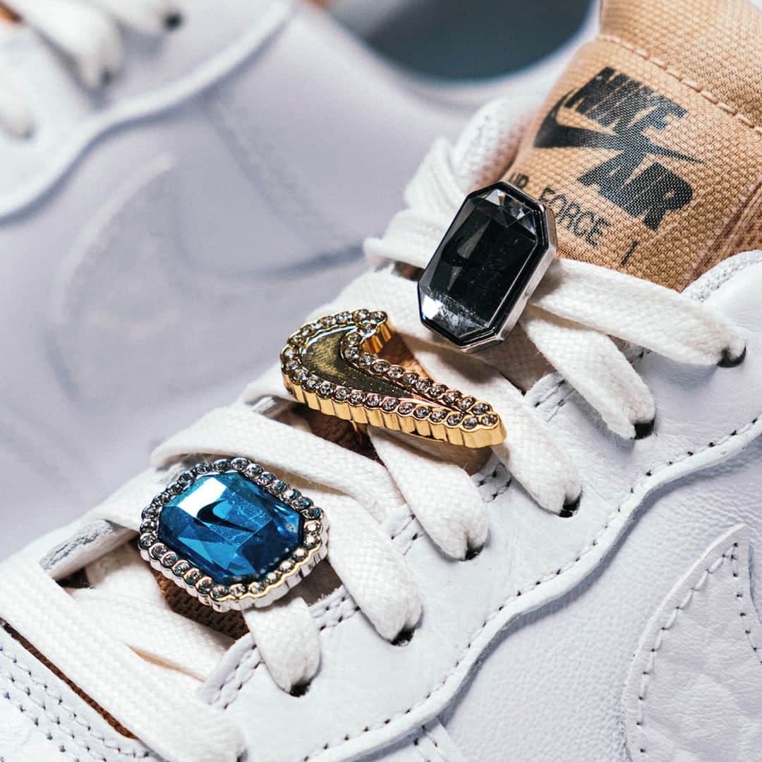 Sneaker Newsさんのインスタグラム写真 - (Sneaker NewsInstagram)「The Air Force 1 Low "Bling" for women will drop in Europe beginning at 3am ET. A US release has yet to be confirmed. It's also been confirmed to us by retailers that the jewelry on the laces will only be included on the left shoe. Hit the link in our bio for the Euro store list, and stay tuned for US release date info.」7月11日 13時00分 - sneakernews