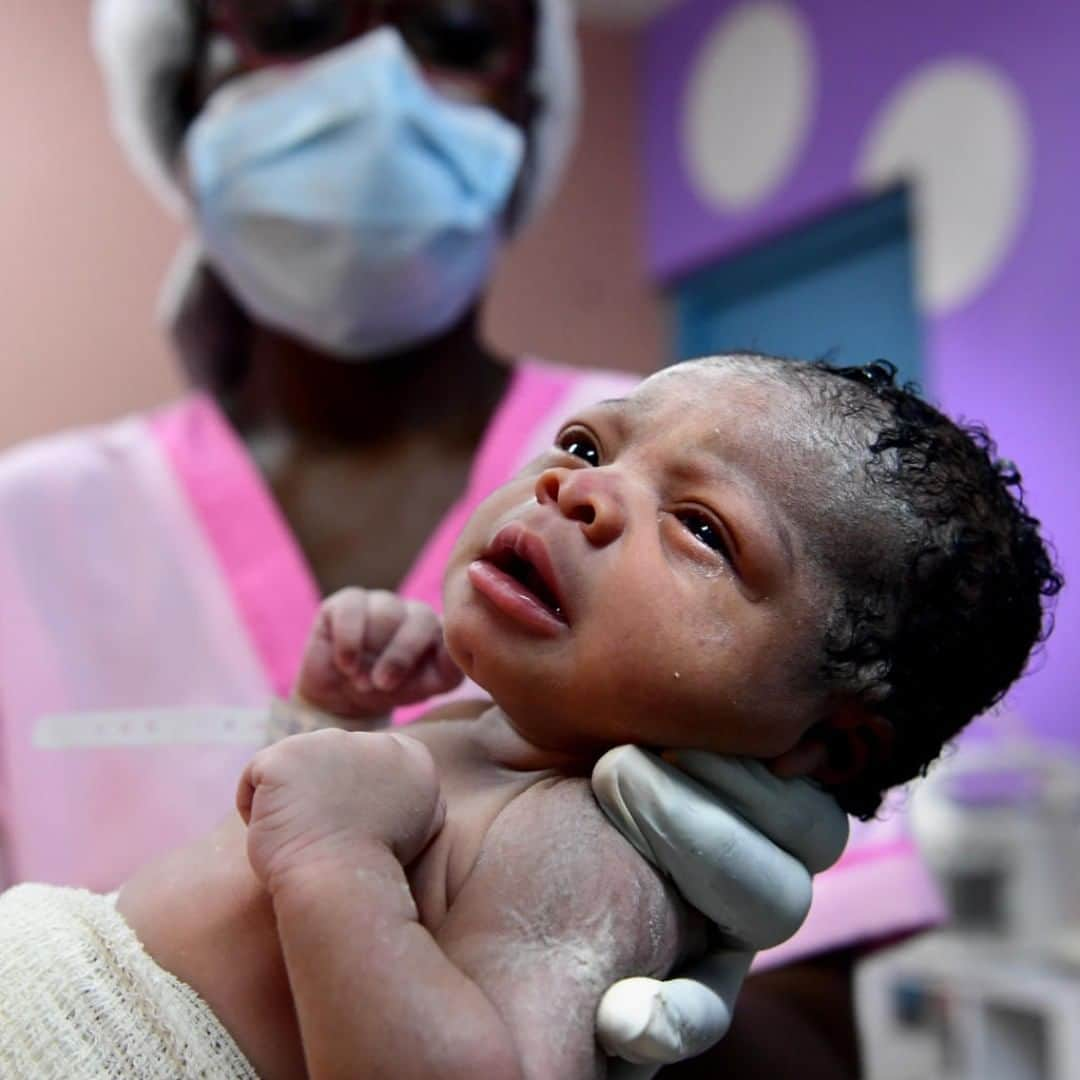 unicefさんのインスタグラム写真 - (unicefInstagram)「As midwives face #COVID19, they are helping bring new life into the world too. This little one was safely delivered at a UNICEF-supported hospital in Côte d'Ivoire. UNICEF is supporting mothers and newborns with lifesaving care and vaccines. Help double the love by tapping the link in our bio. Every donation will be matched by @theofficialpandora, up to $1M.  #oneloveoneheart 💙💙 © UNICEF/UNI312803/Dejongh」7月11日 13時15分 - unicef