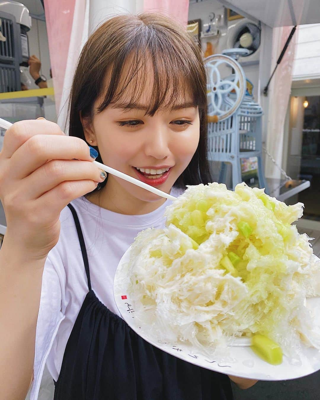 菅本裕子さんのインスタグラム写真 - (菅本裕子Instagram)「毎年、夏になったら必ず行くかき氷屋さん、多りきほんがん堂！今年ももう既に行きまくり...😂﻿ @tarikihongando  ﻿ 梅雨時期だから、開いてる日と開いてない日があるけど、開いてる日は必ず行ってますね...😂インスタ見て開いてるかどうか確認してる！﻿ ﻿ ここのかき氷、本当に優しくて、フルーツが生きててめちゃくちゃ好きなんだよ...😭❤︎﻿ ﻿ おすすめなので、ぜひ〜〜！！﻿ ﻿ #かき氷 #かきごおりすと #かきごおり #ゆうこす」7月11日 13時13分 - yukos0520