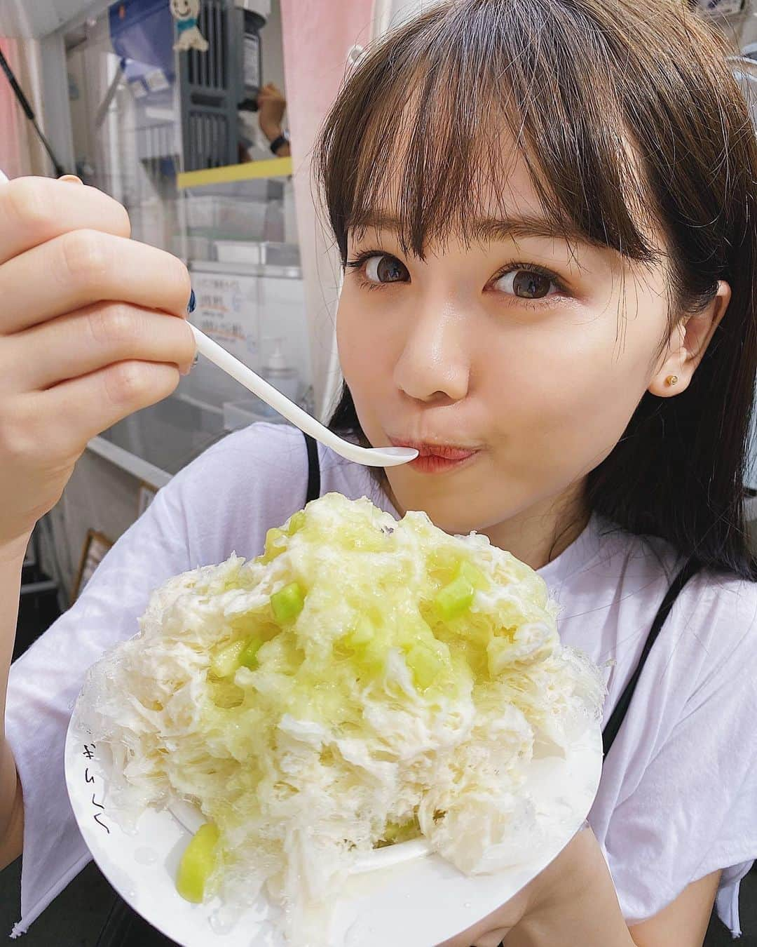 菅本裕子さんのインスタグラム写真 - (菅本裕子Instagram)「毎年、夏になったら必ず行くかき氷屋さん、多りきほんがん堂！今年ももう既に行きまくり...😂﻿ @tarikihongando  ﻿ 梅雨時期だから、開いてる日と開いてない日があるけど、開いてる日は必ず行ってますね...😂インスタ見て開いてるかどうか確認してる！﻿ ﻿ ここのかき氷、本当に優しくて、フルーツが生きててめちゃくちゃ好きなんだよ...😭❤︎﻿ ﻿ おすすめなので、ぜひ〜〜！！﻿ ﻿ #かき氷 #かきごおりすと #かきごおり #ゆうこす」7月11日 13時13分 - yukos0520